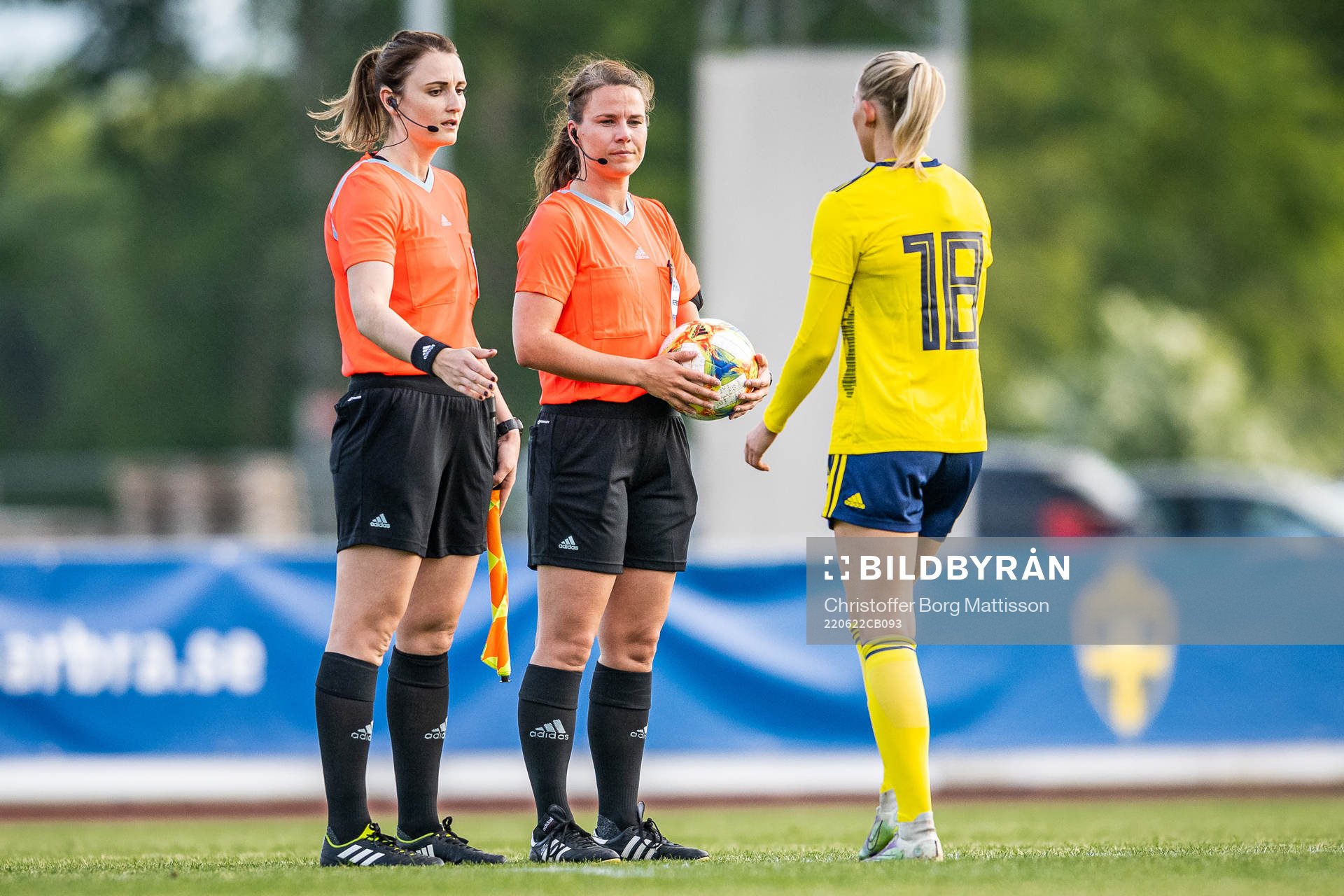Assistant referee Line Cathrine Nymoen and referee Emilia