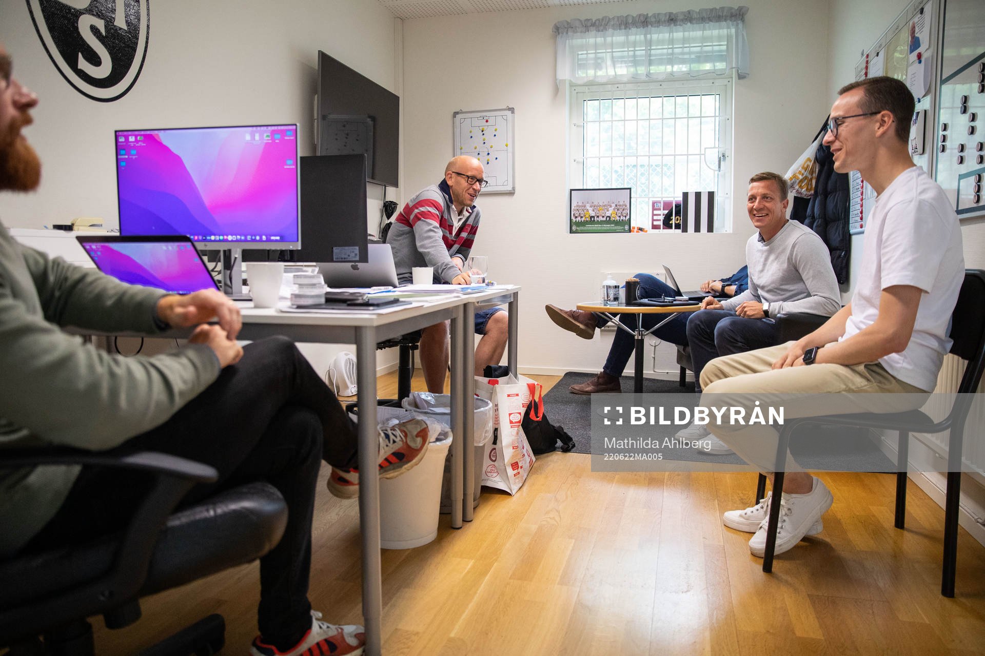 Landskronas sportchef Erik Edman i ett möte med