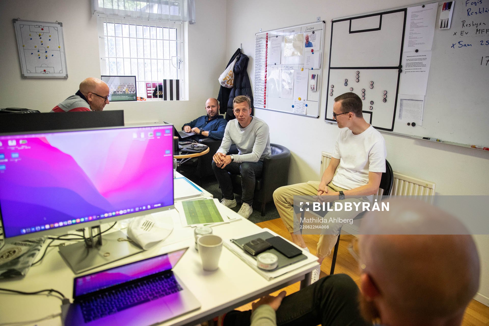 Landskronas sportchef Erik Edman i ett möte med assisterande tränare Max Mölder, tränare Billy Magnusson och analytiker Amir Jakirlic den 22 juni 2022 i Landskrona.