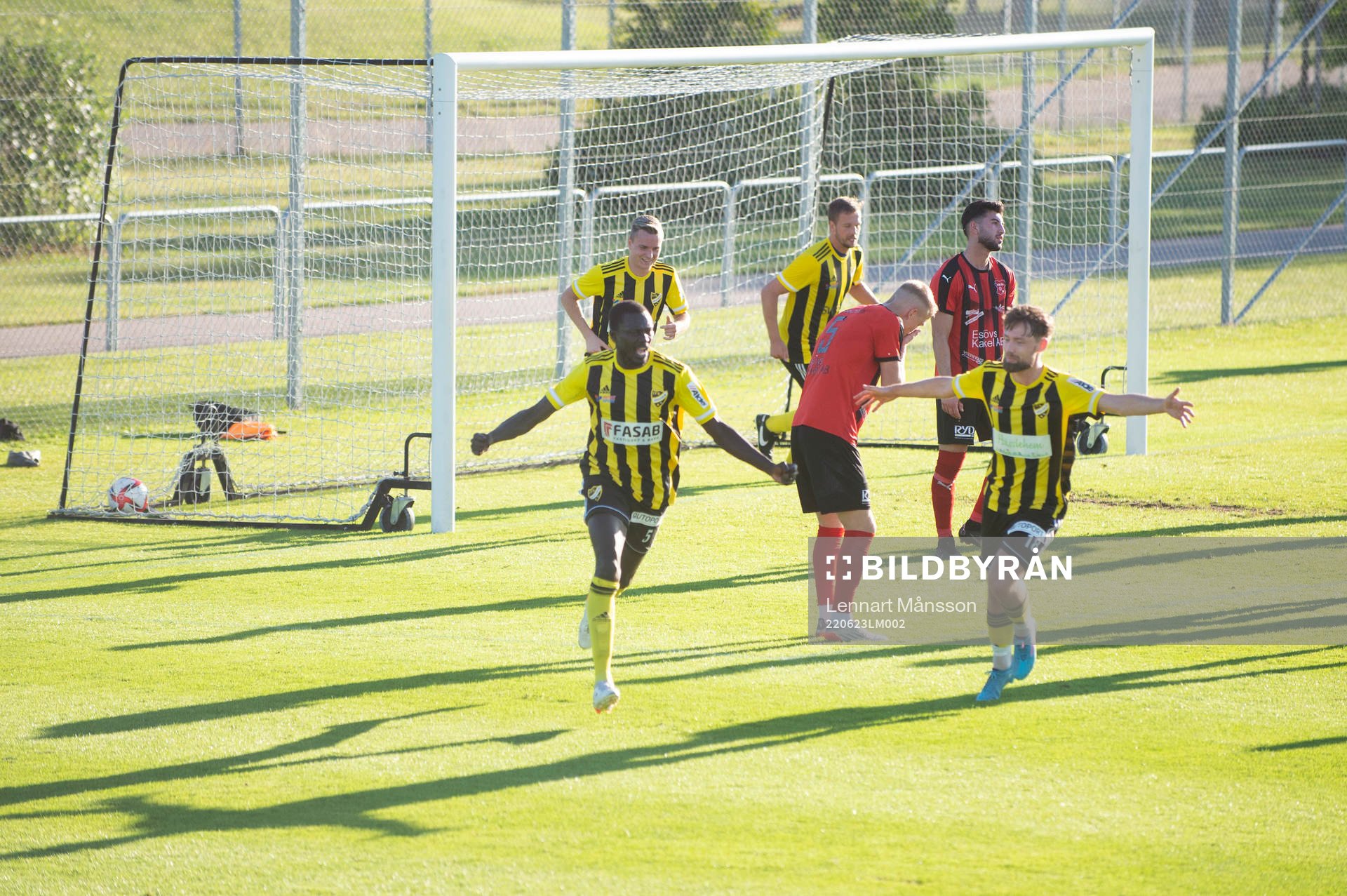 Mohammed Mbye har gjort 2-1 till IFK Hässleholm i matchen