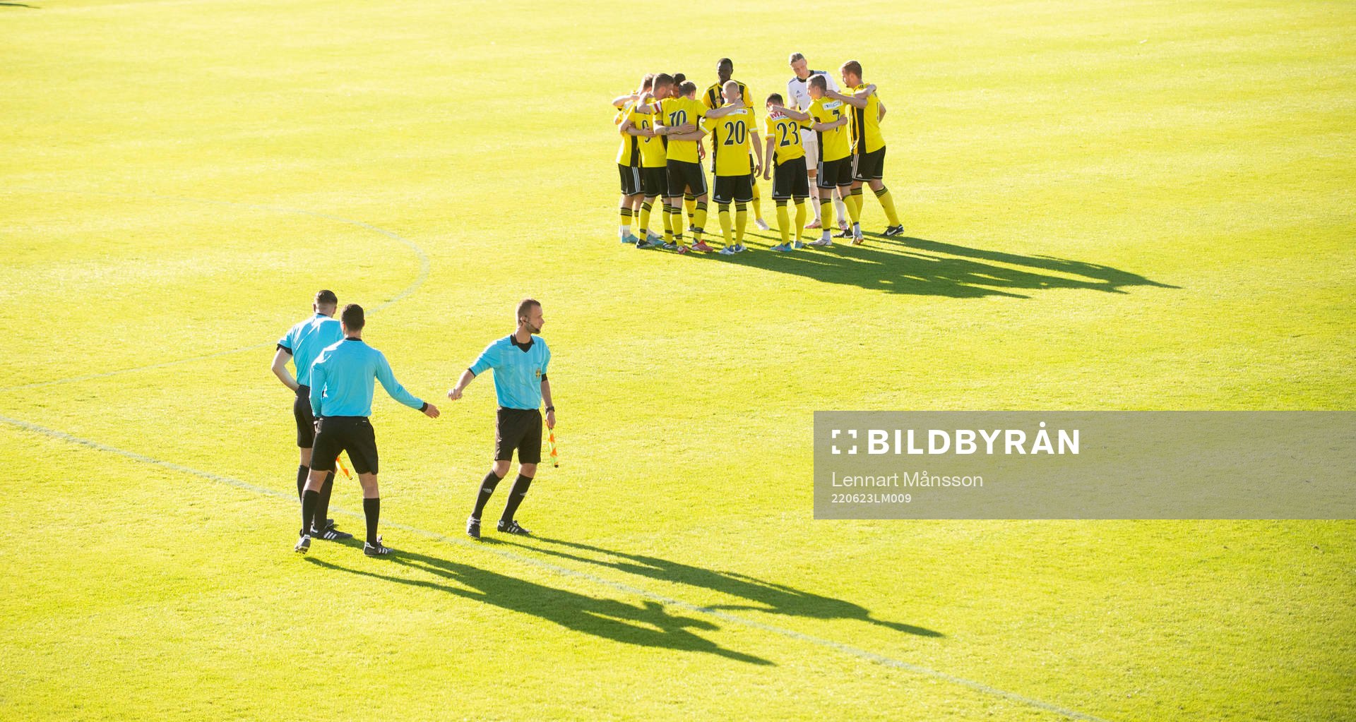 Samling före avs i matchen i div. 2 mellan IFK Hässleholm och Eslövs BK i Hässleholm 23 juni 2022.
