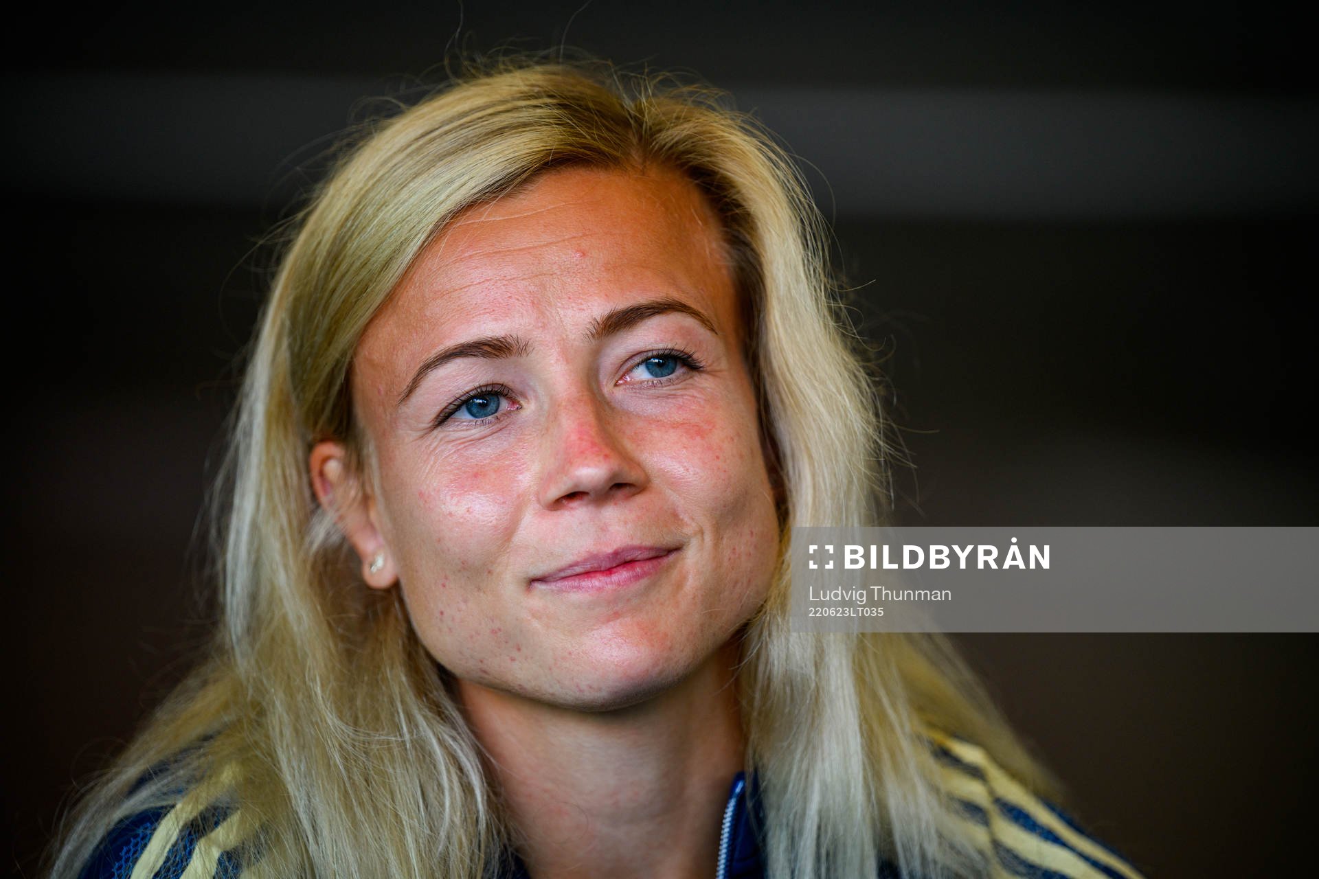 Hanna Glas is interviewed by the media