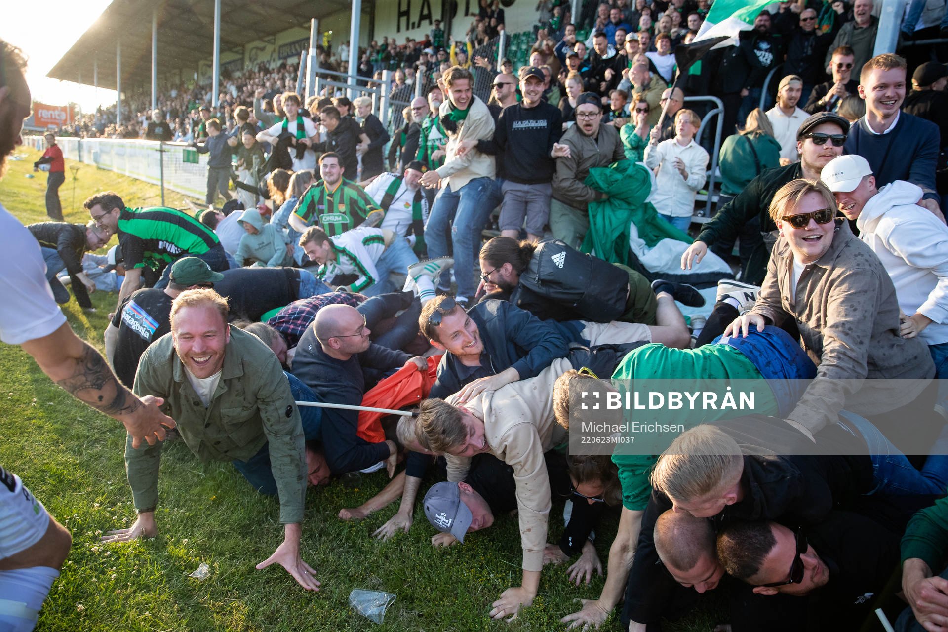 GAIS klacken jublar och ramlar in på planen