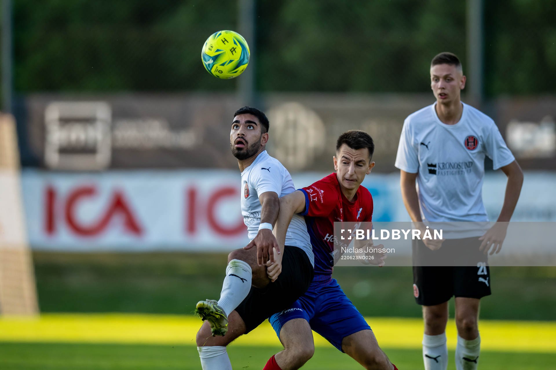 Hittarps Johan Ozmanov och Höganäs Edvin Zeneli under fotbollsmatchen i Division 2 mellan Hittarp och Höganäs den 23 juni 2022 i Helsingborg.