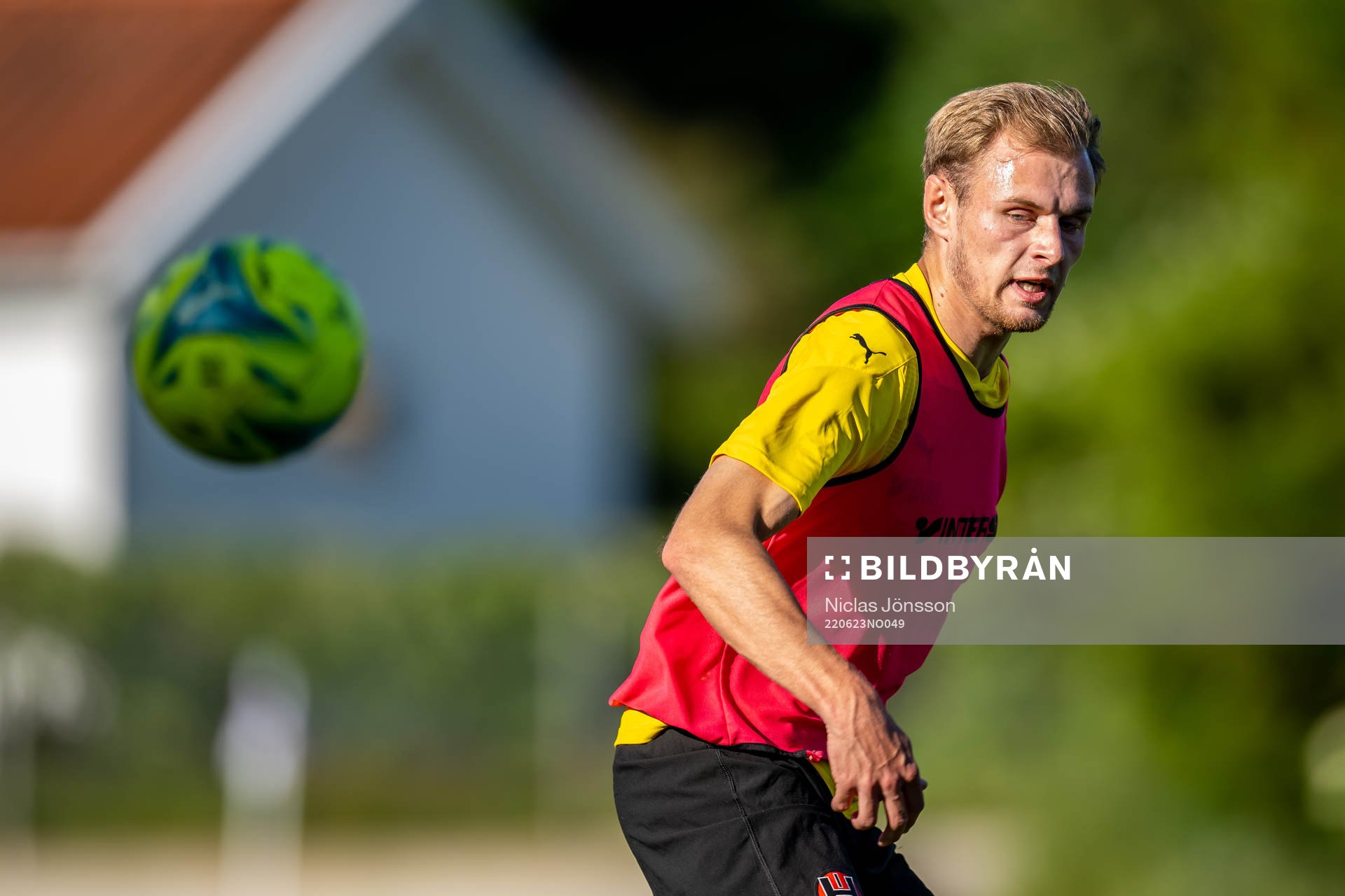 Hittarps Emil Rydström under uppvärmningen inför fotbollsmatchen i Division 2 mellan Hittarp och Höganäs den 23 juni 2022 i Helsingborg.
