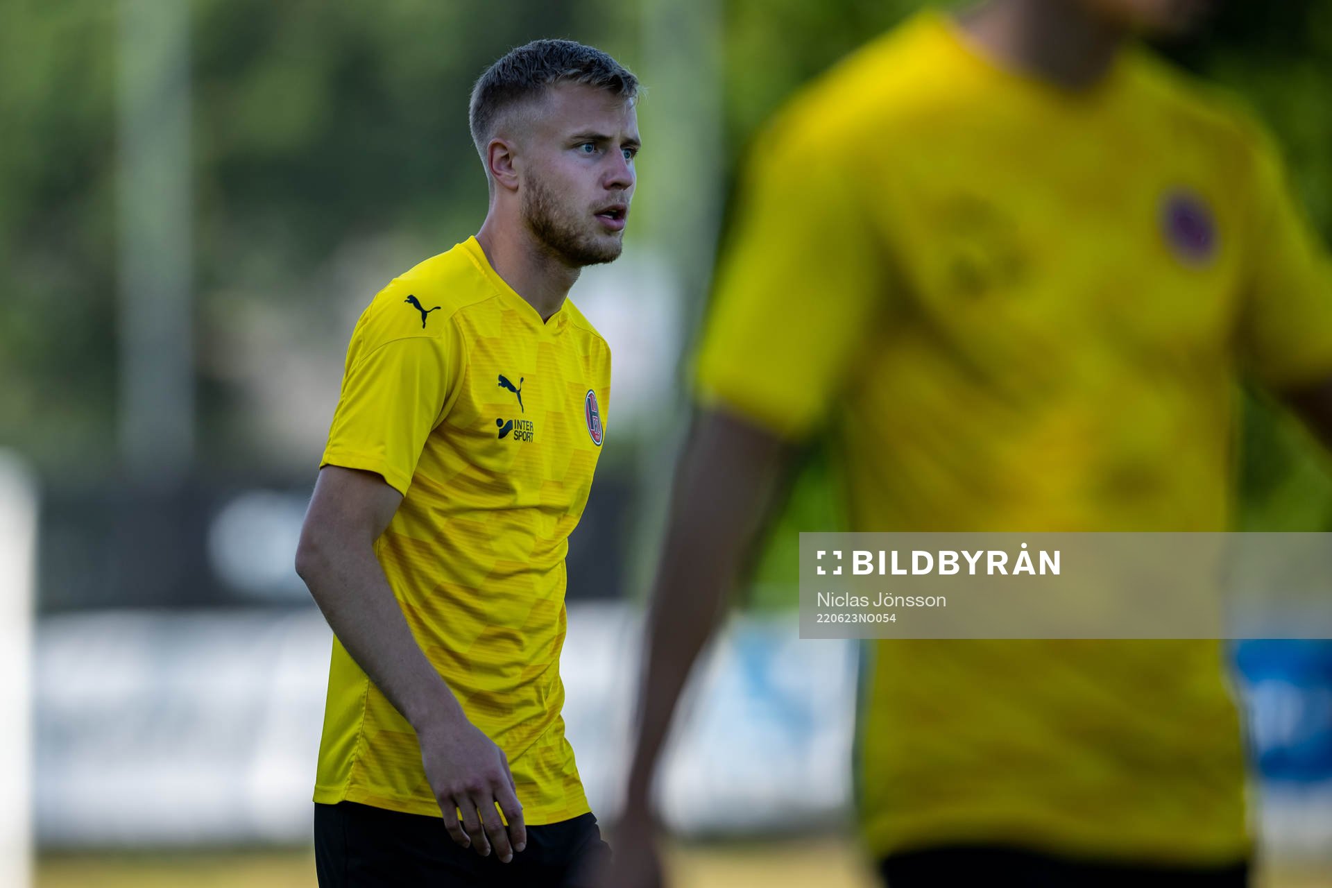 Hittarps Oliver Åkerman under uppvärmningen inför fotbollsmatchen i Division 2 mellan Hittarp och Höganäs den 23 juni 2022 i Helsingborg.