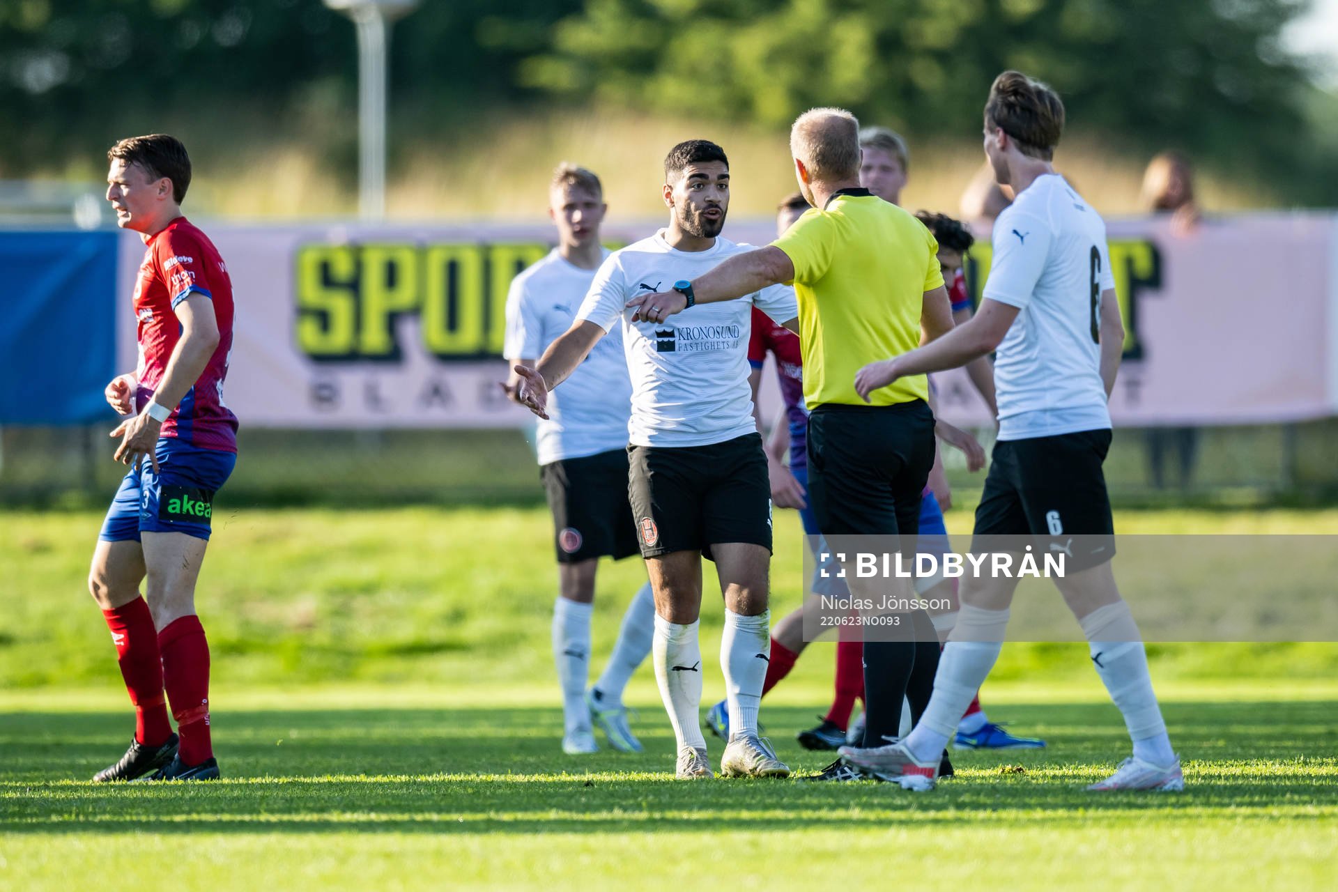 Hittarps Johan Ozmanov reagerar på ett domslut under fotbollsmatchen i Division 2 mellan Hittarp och Höganäs den 23 juni 2022 i Helsingborg.