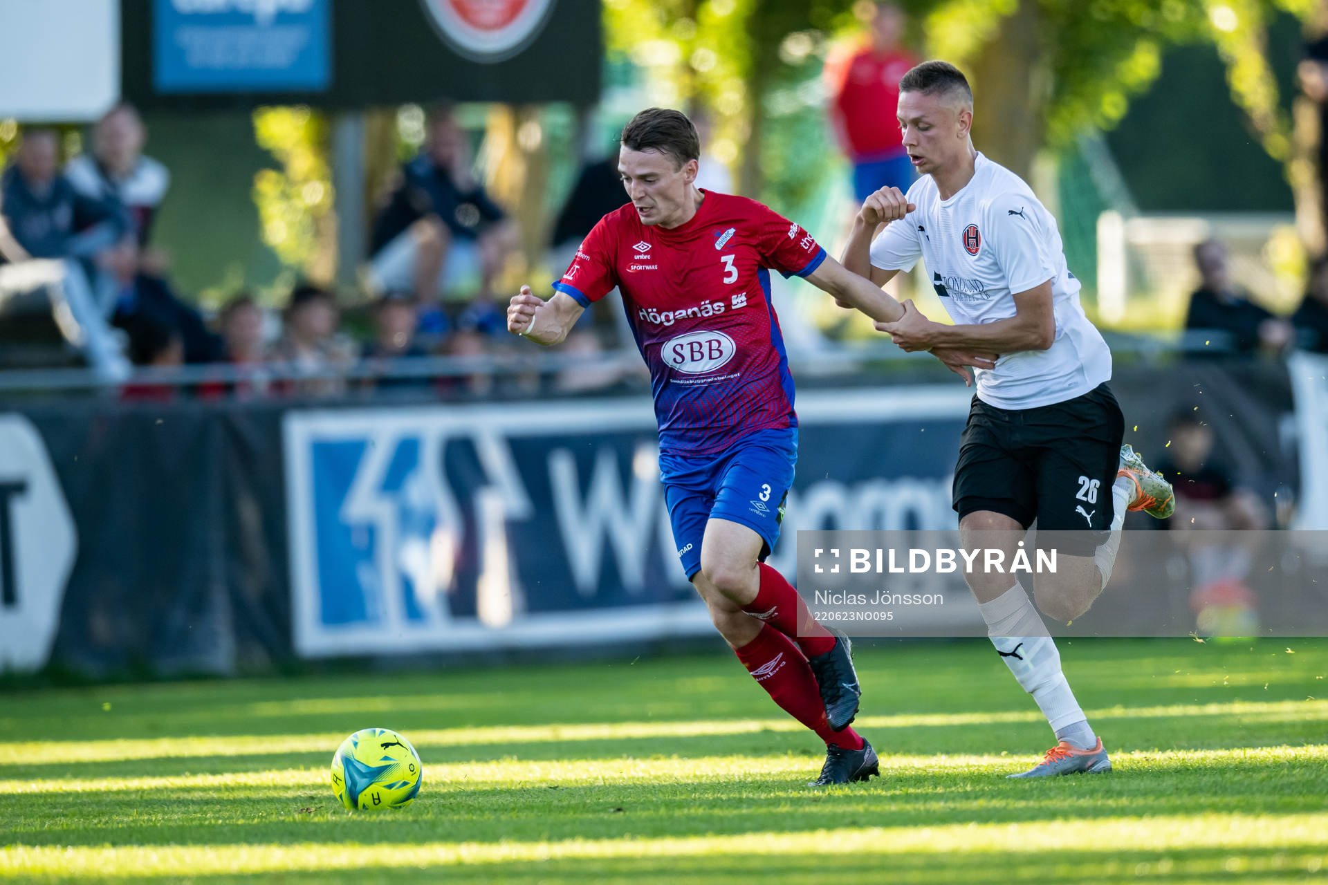 Höganäs Erik Kronholm och Hittarps Cim Nilsson under fotbollsmatchen i Division 2 mellan Hittarp och Höganäs den 23 juni 2022 i Helsingborg.