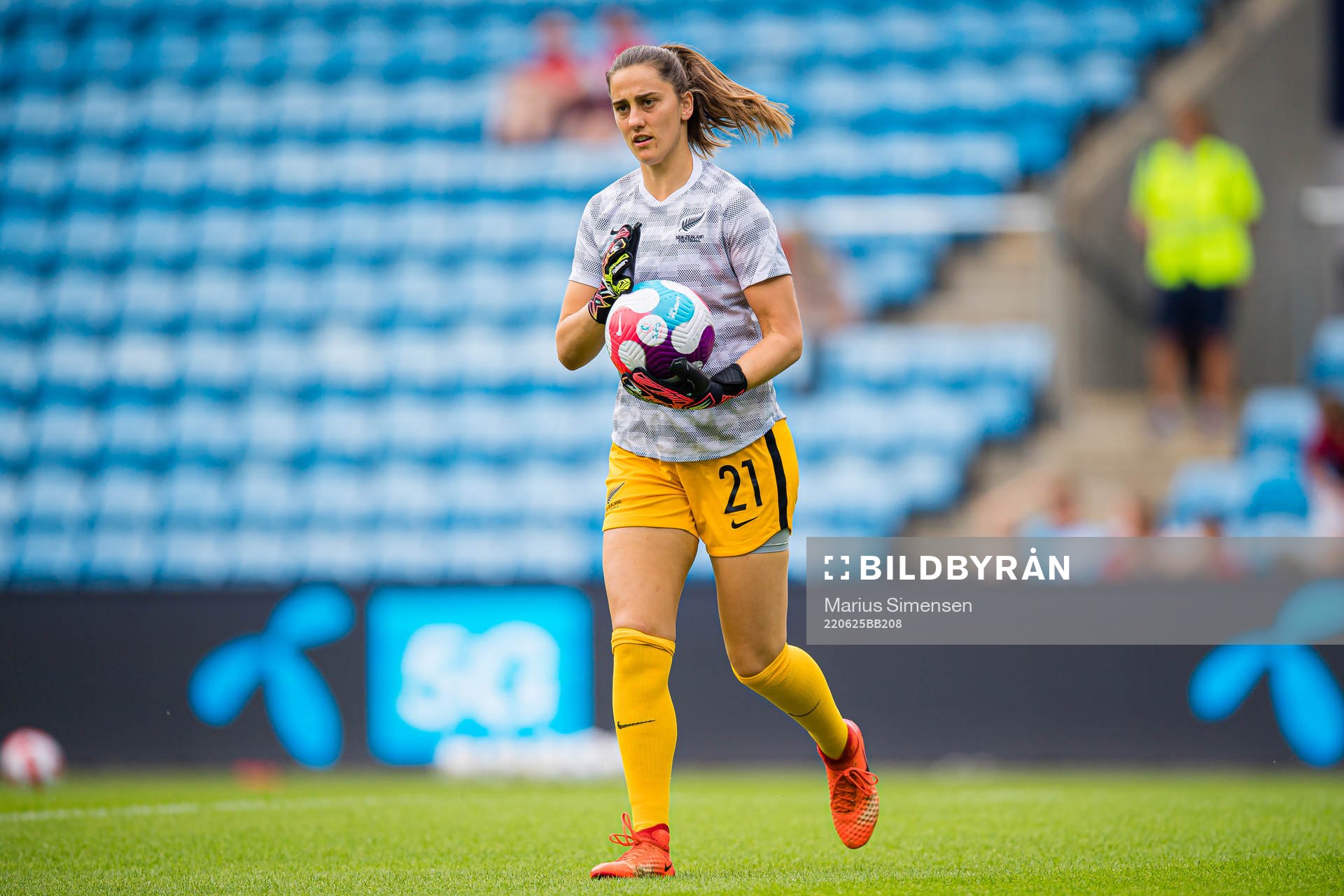 Victoria Esson of New Zealand warms up