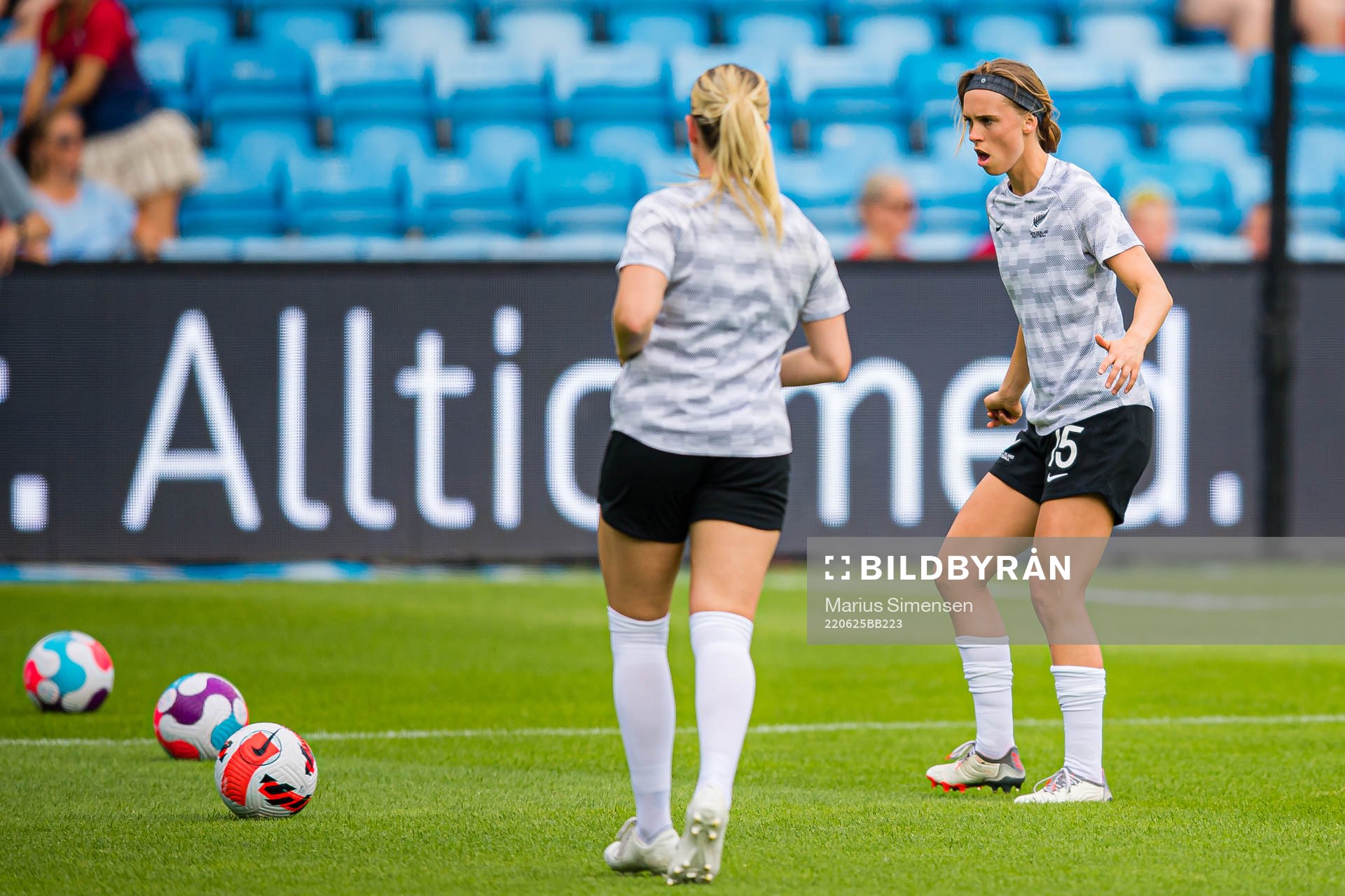 Daisy Cleverley of New Zealand warms up