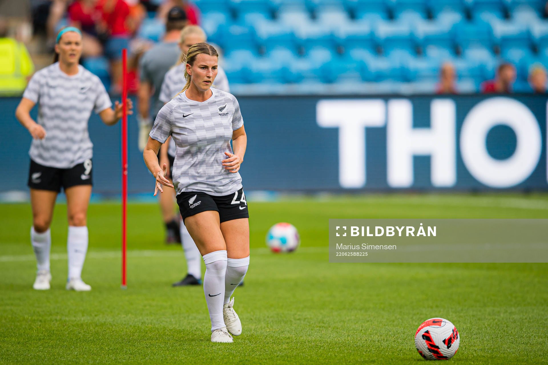 Ally Green of New Zealand warms up