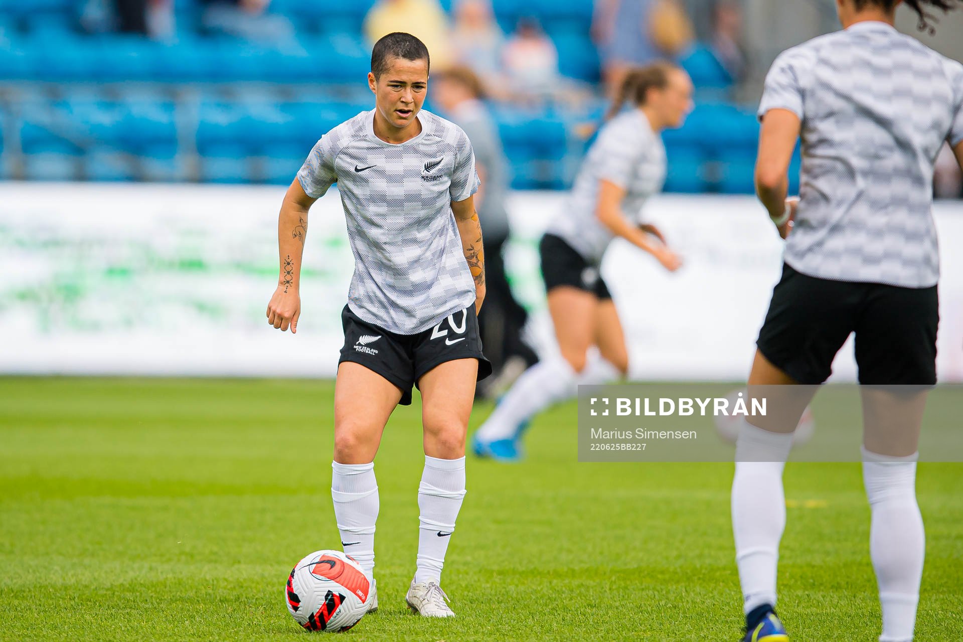 Malia Steinmetz of New Zealand warms up