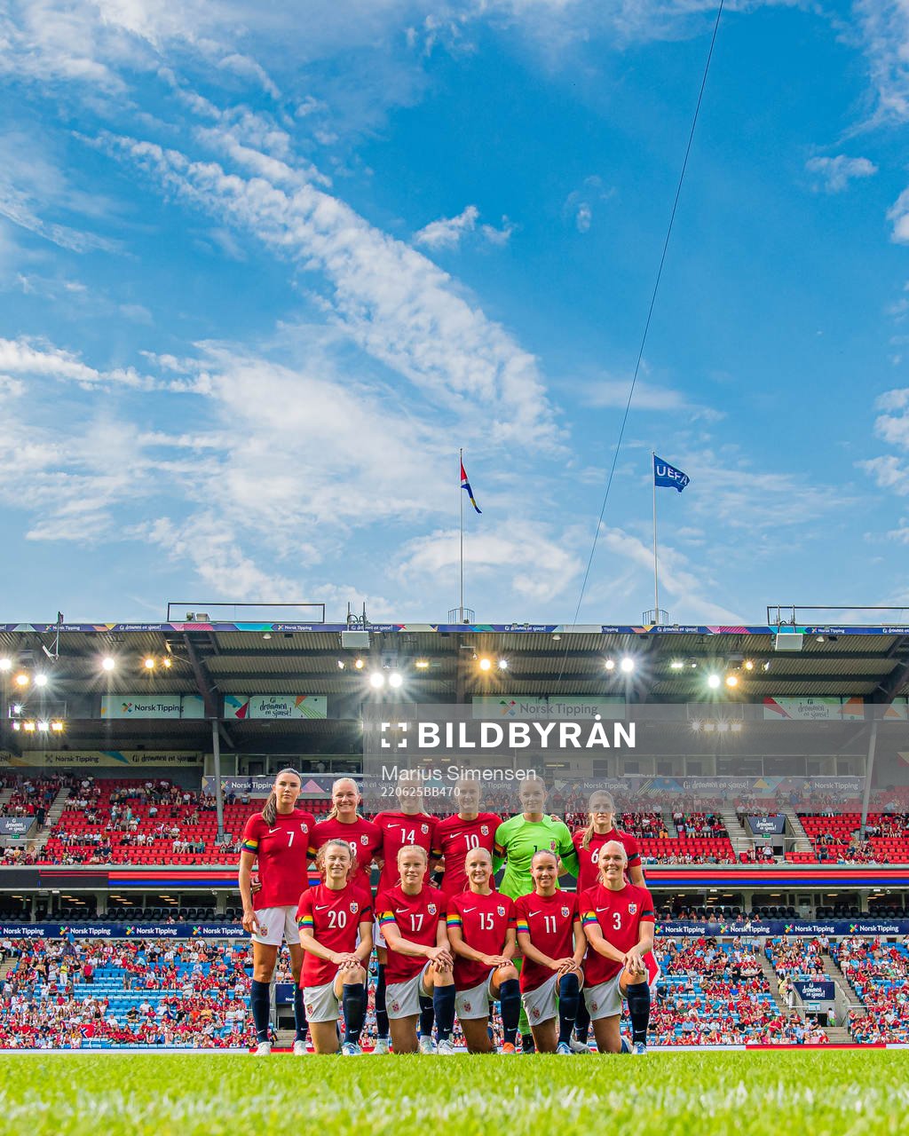 The starting eleven of Norway, from the top left; Ingrid