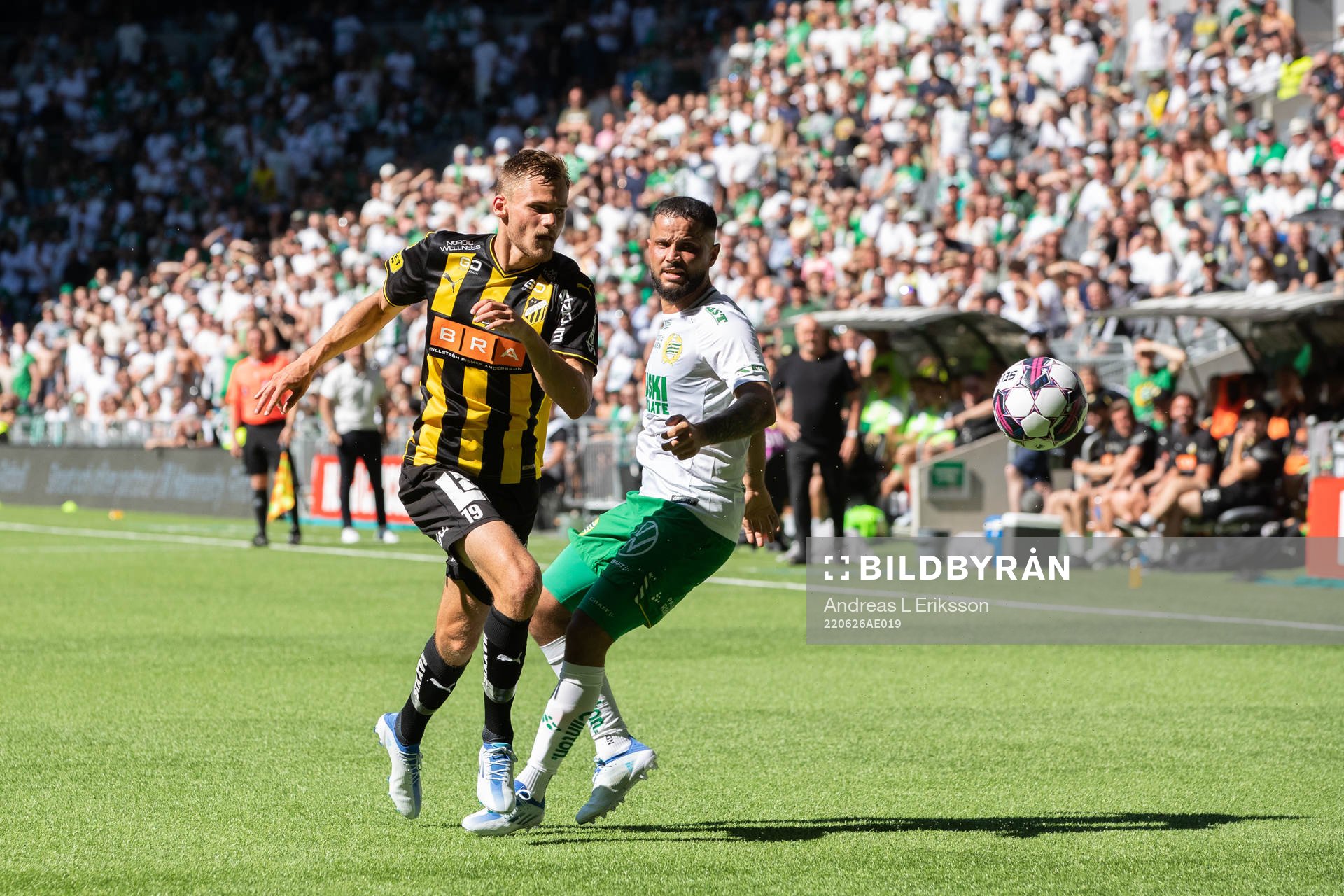 Häckens Oscar Uddenäs och Hammarbys Mohanad Jeahze under fotbollsmatchen i Allsvenskan mellan Hammarby och Häcken den 26 juni 2022 i Stockholm.
