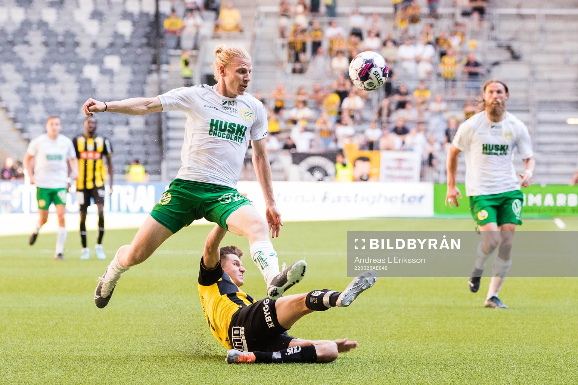 Hammarbys Gustav Ludwigson och Häckens Leo Bengtsson under fotbollsmatchen i Allsvenskan mellan Hammarby och Häcken den 26 juni 2022 i Stockholm.