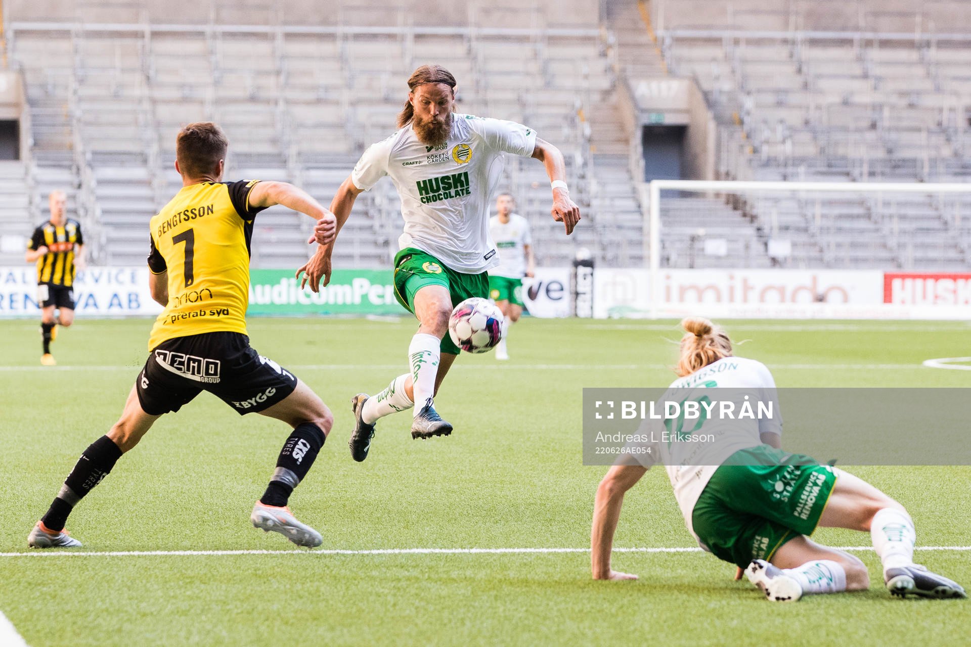 Hammarbys Björn Paulsen utmanar Häckens Leo Bengtsson