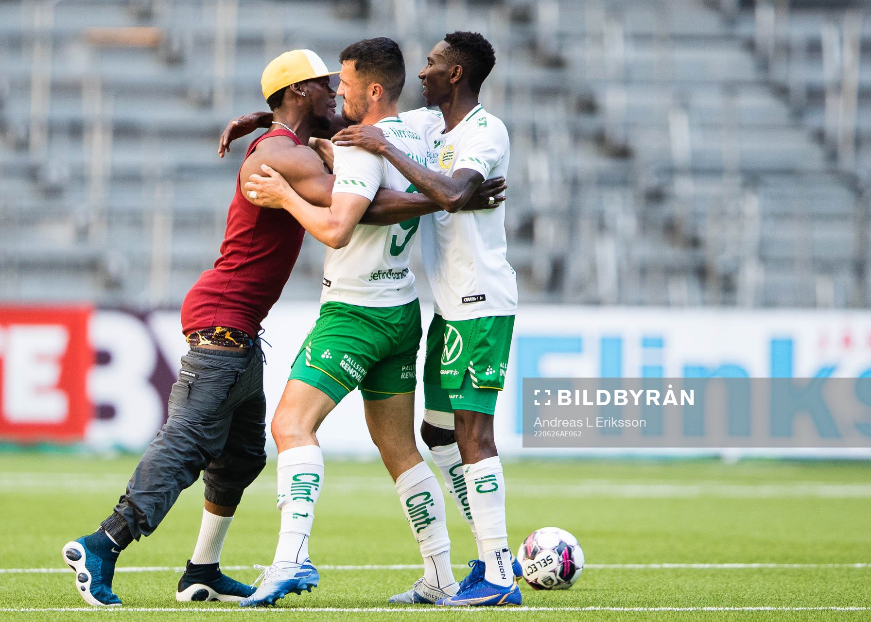 En åskådare tar sig in och kramar om Hammarbys Astrit