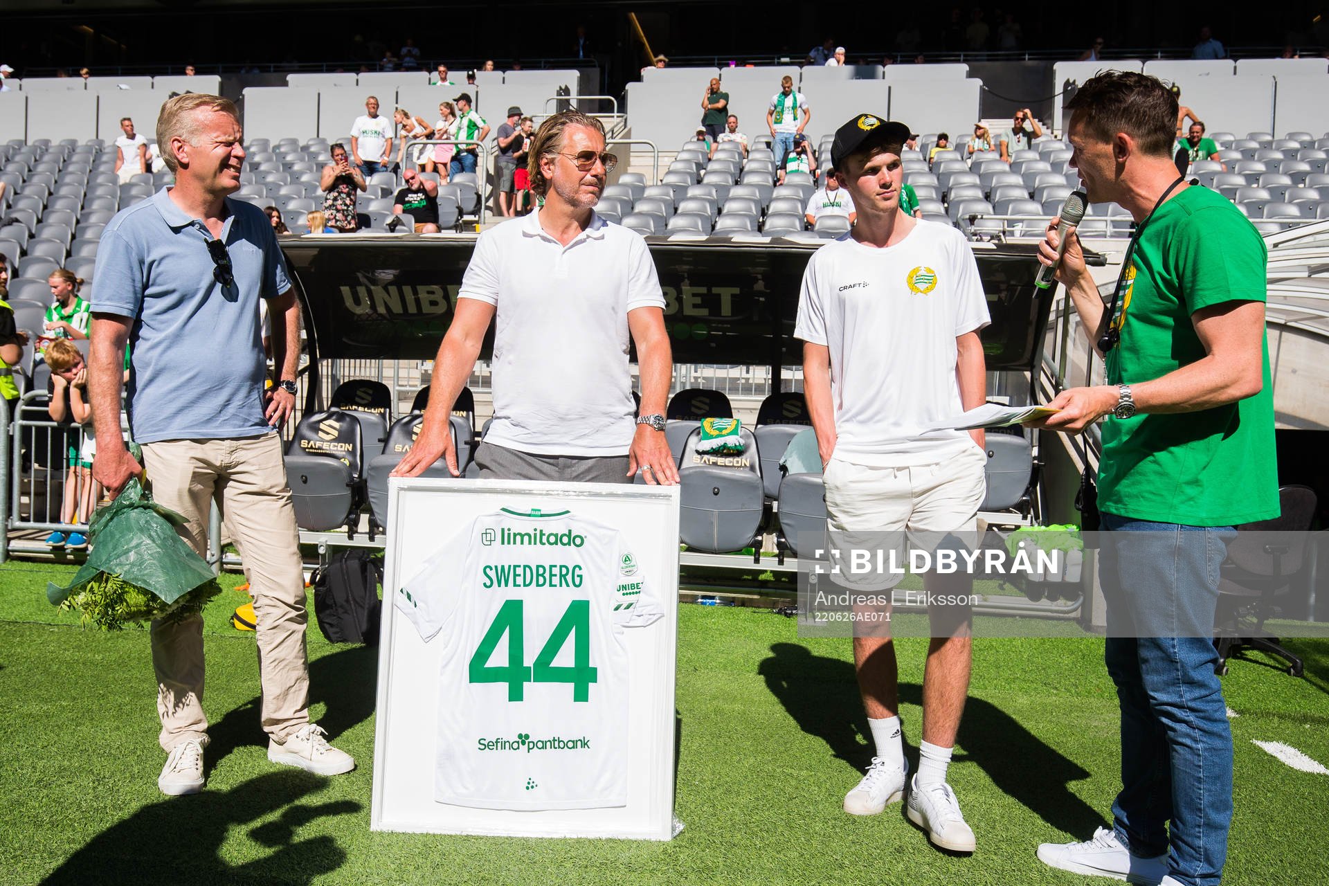 Hammarbys tidigare spelare Williot Swedberg tackas av under halvtidsvilan av bl a ordförande Mattias Fri och sportchef Jesper Jansson under fotbollsmatchen i Allsvenskan mellan Hammarby och Häcken den 26 juni 2022 i Stockholm.