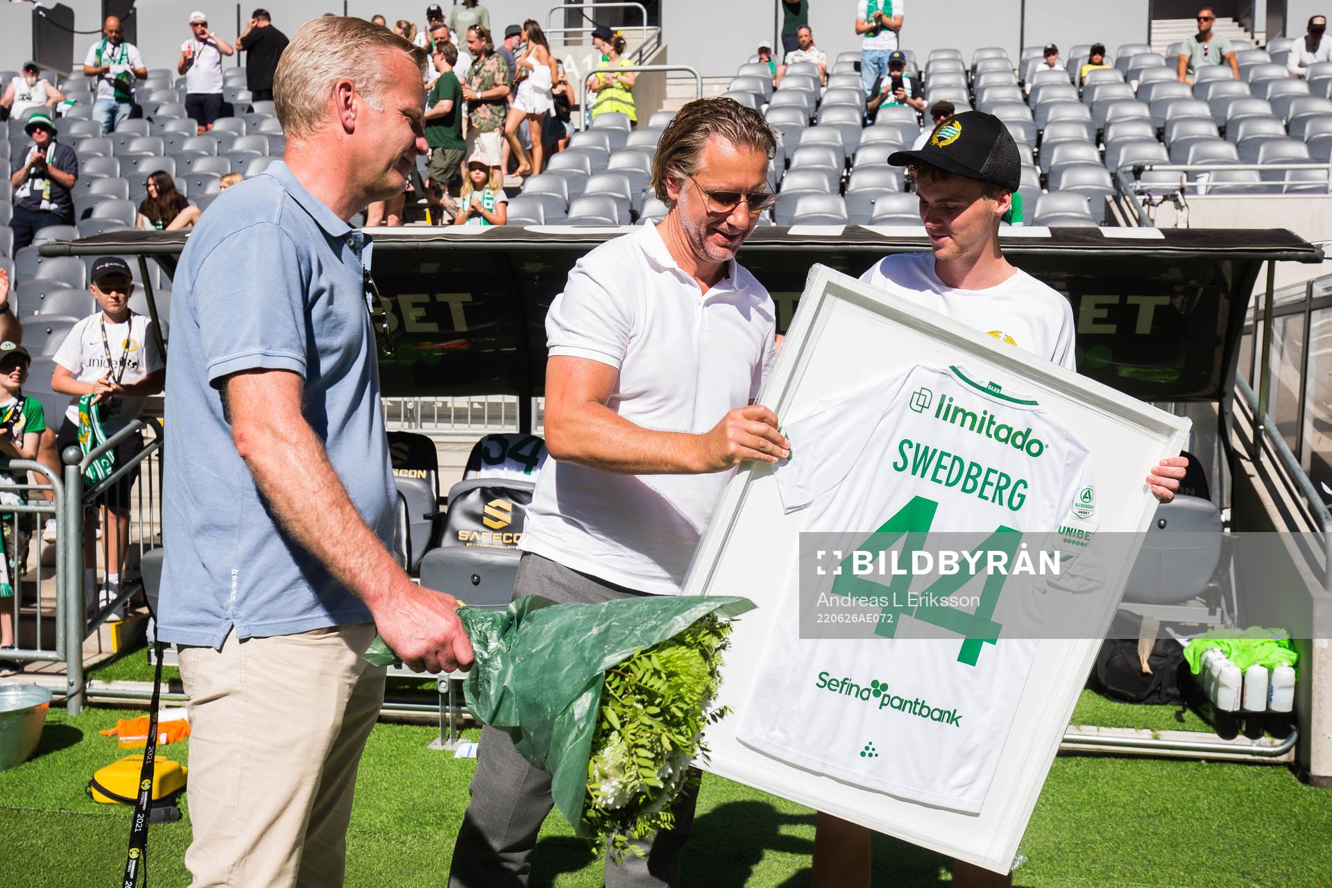 Hammarbys tidigare spelare Williot Swedberg tackas av under halvtidsvilan av bl a ordförande Mattias Fri och sportchef Jesper Jansson under fotbollsmatchen i Allsvenskan mellan Hammarby och Häcken den 26 juni 2022 i Stockholm.