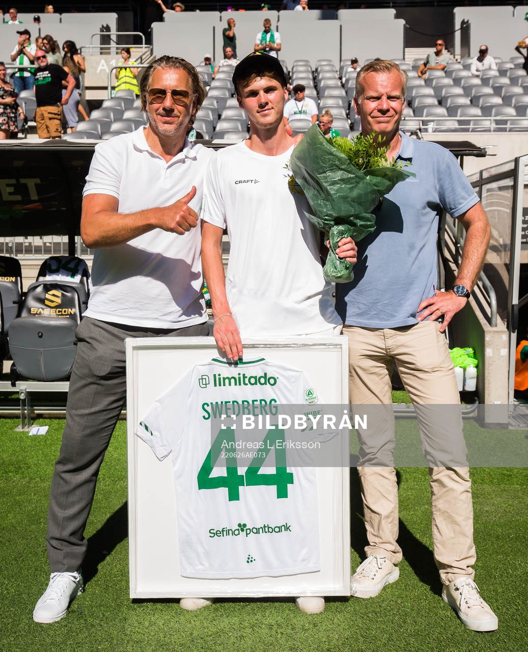 Hammarbys tidigare spelare Williot Swedberg tackas av
