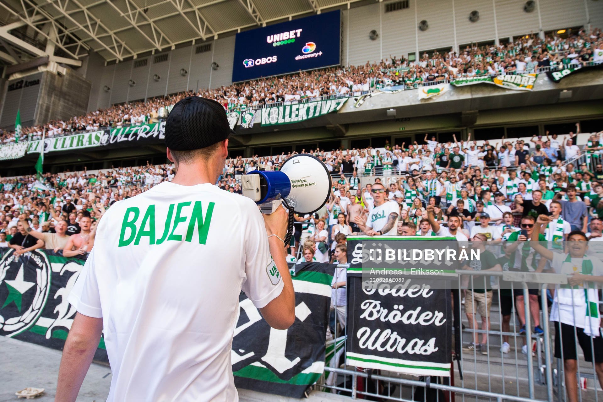 Hammarbys tidigare spelare Williot Swedberg sjunger med publiken under fotbollsmatchen i Allsvenskan mellan Hammarby och Häcken den 26 juni 2022 i Stockholm.