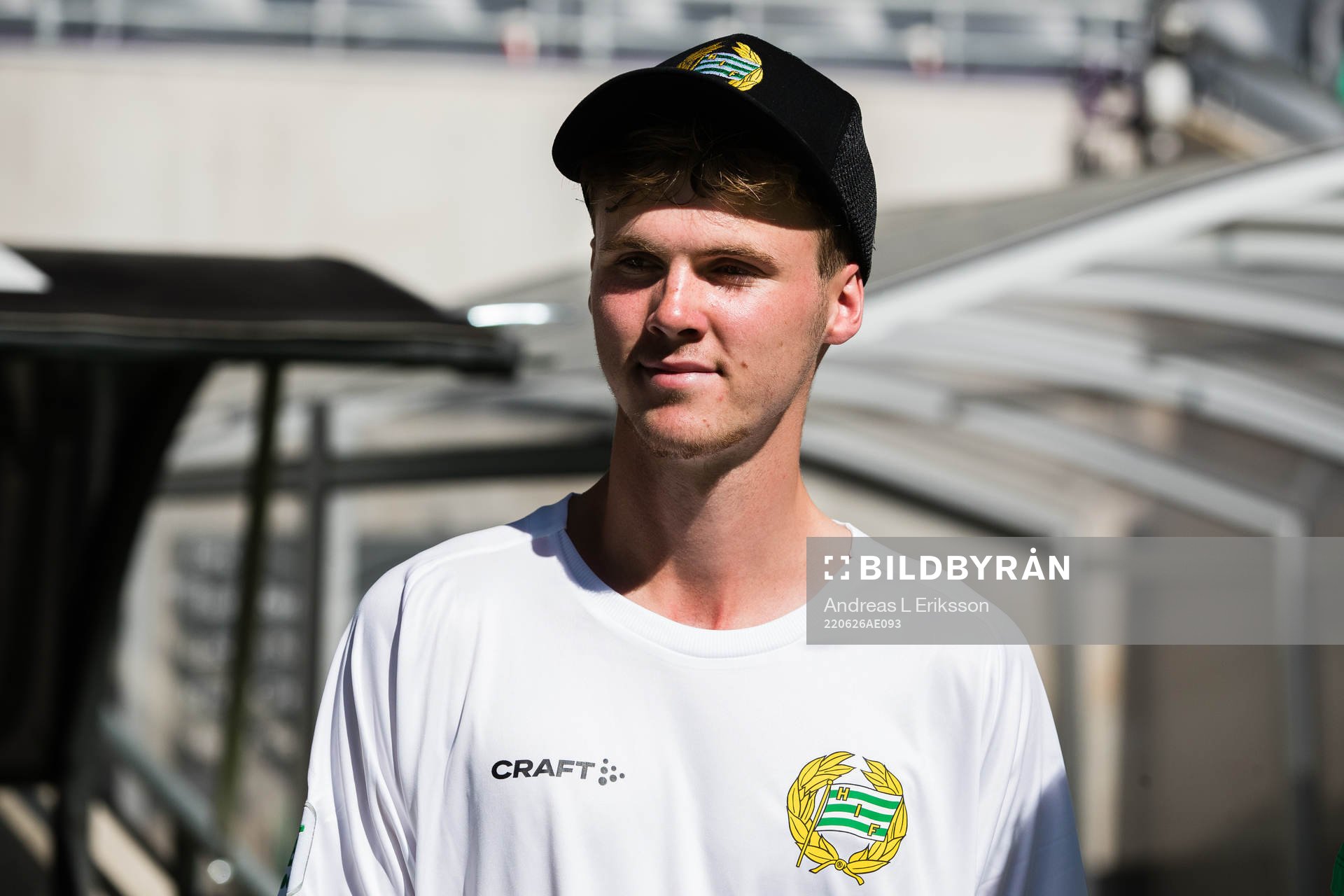 Hammarbys tidigare spelare Williot Swedberg tackas av under halvtidsvilan under fotbollsmatchen i Allsvenskan mellan Hammarby och Häcken den 26 juni 2022 i Stockholm.