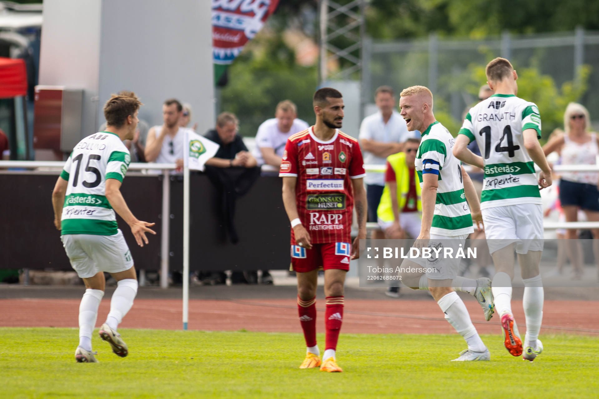 Västerås SKs Simon Johansson jublar med lagkamrater efter 0-1 under fotbollsmatchen i Superettan mellan Skövde AIK och Västerås SK den 26 juni 2022 i Skövde.
