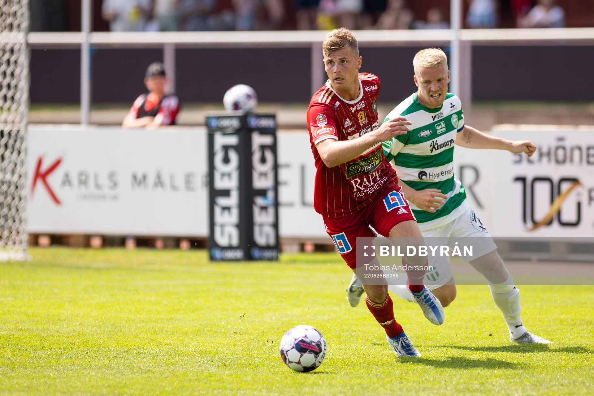 Skövde AIKs Filip Schyberg och Västerås SKs Simon Johansson under fotbollsmatchen i Superettan mellan Skövde AIK och Västerås SK den 26 juni 2022 i Skövde.