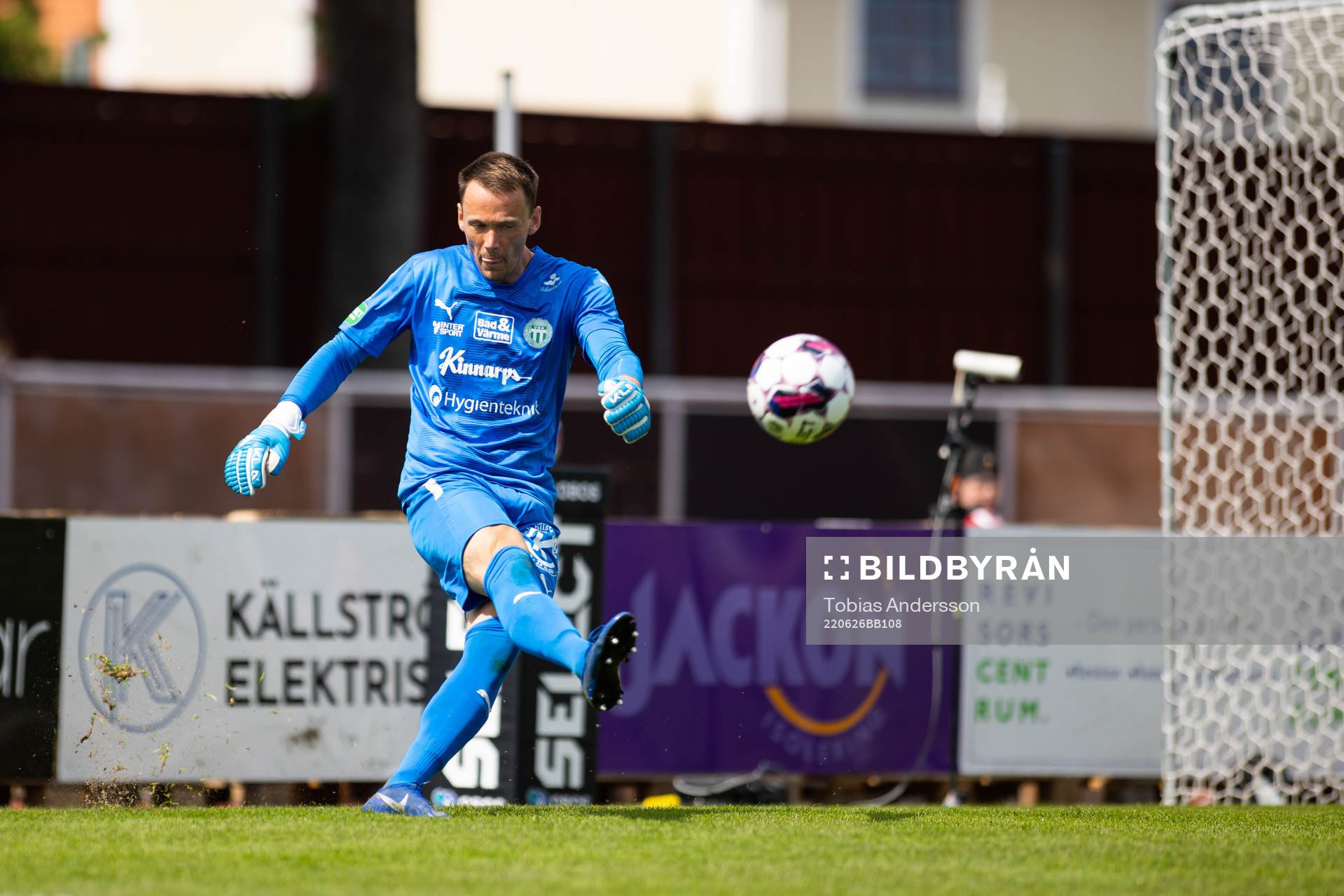 Västerås SKs målvakt Anton Fagerström under fotbollsmatchen i Superettan mellan Skövde AIK och Västerås SK den 26 juni 2022 i Skövde. 