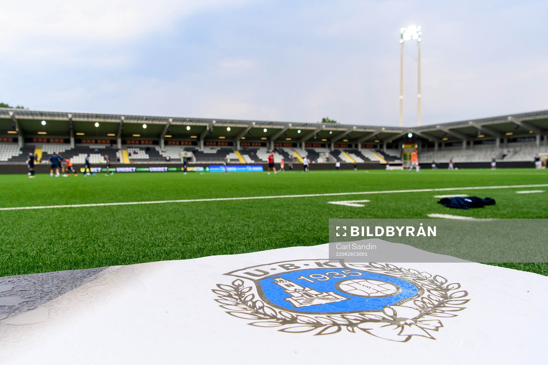 Ursiktens klubbmärke på en banderoll inför fotbollsmatchen i Superettan mellan Utsikten och Brage den 26 juni 2022 i Göteborg. 