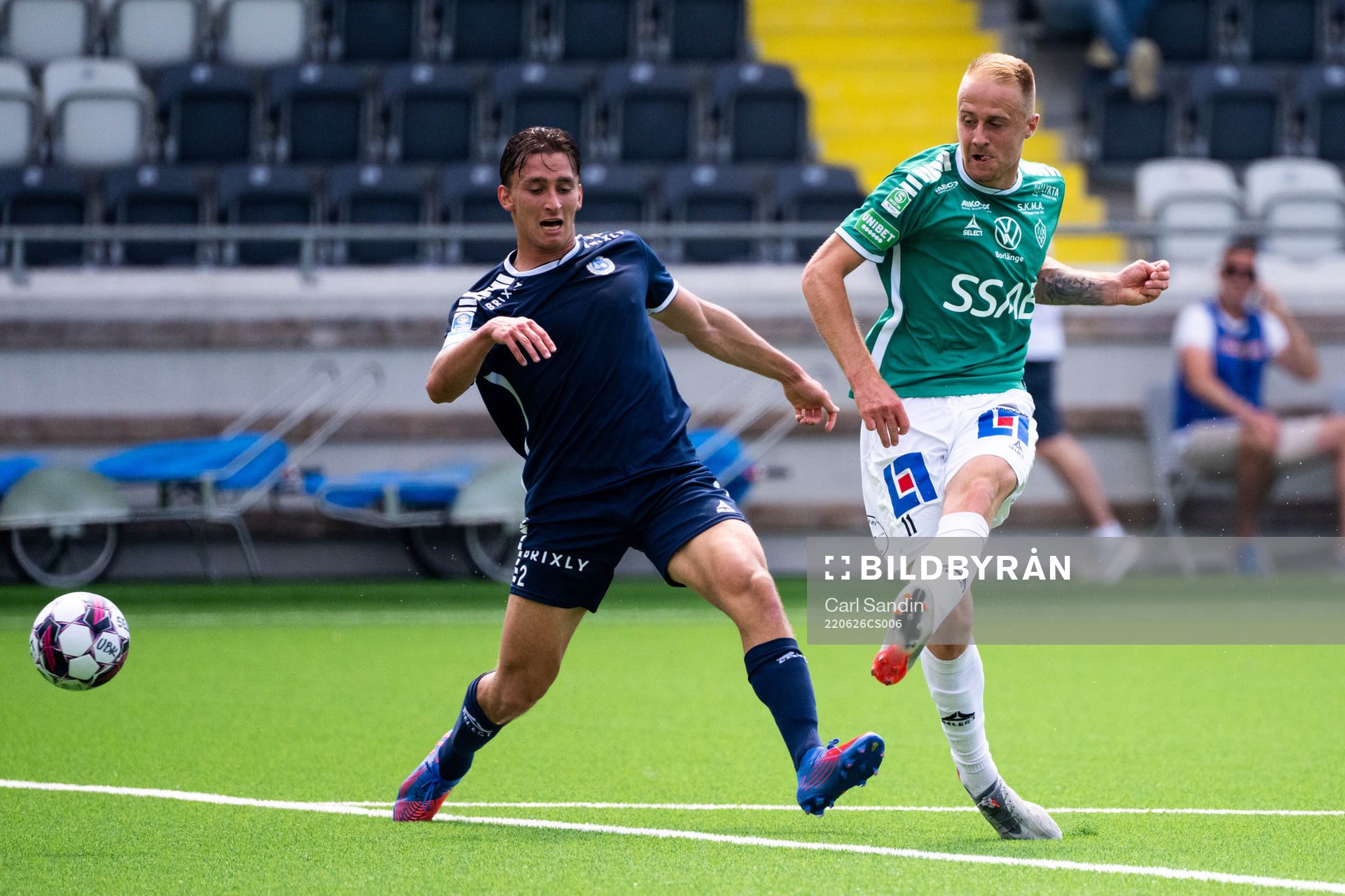Utsiktens Wilhelm Nilsson och Brages Anton Lundin under fotbollsmatchen i Superettan mellan Utsikten och Brage den 26 juni 2022 i Göteborg. 