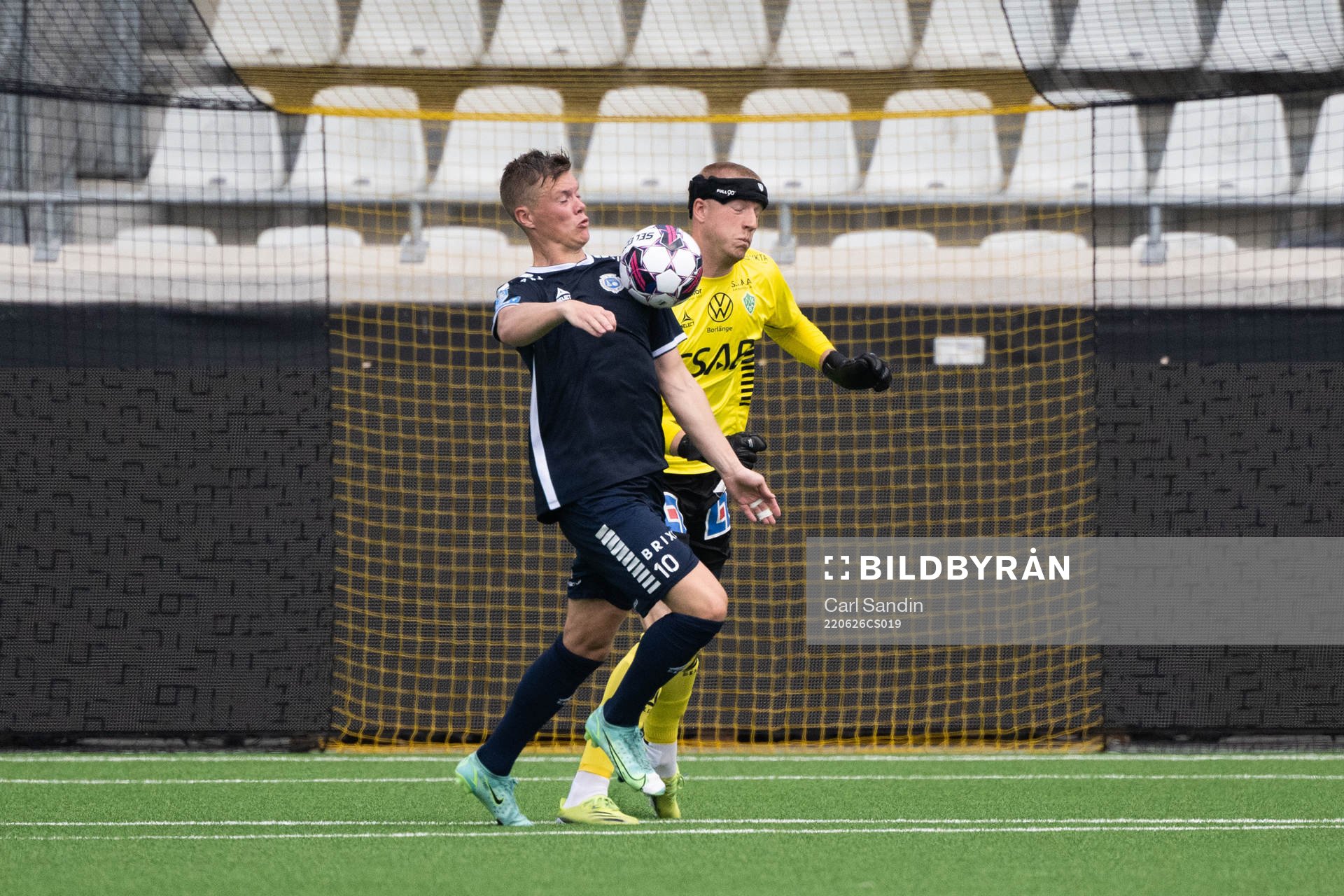 Utsiktens Albin Skoglund och Brages målvakt Viktor Frodig