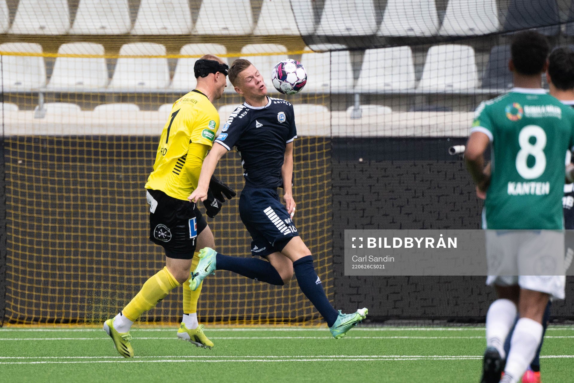 Utsiktens Albin Skoglund och Brages målvakt Viktor Frodig