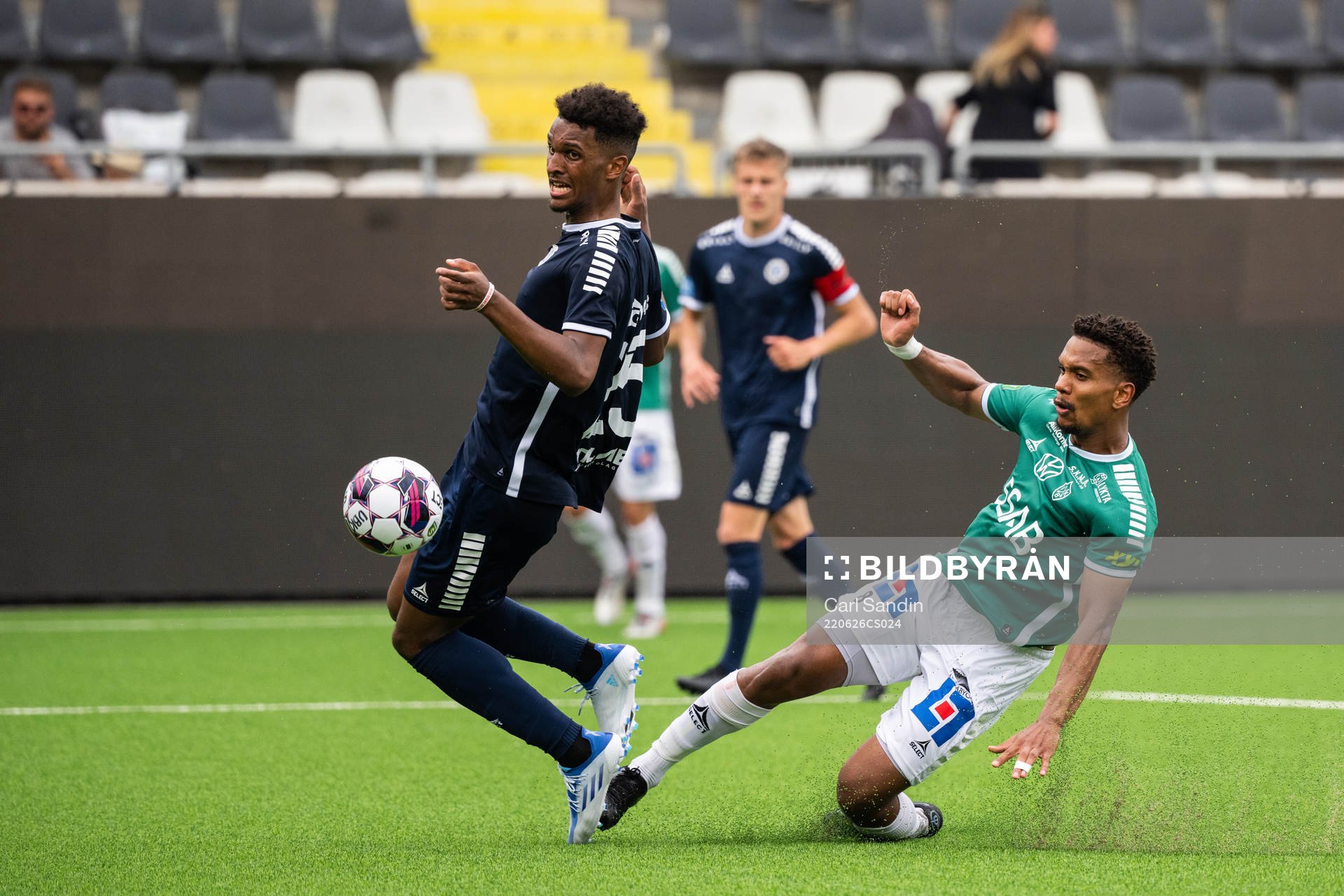 Utsiktens Mikkel Konradsen Ceide och Brages Seth Hellberg under fotbollsmatchen i Superettan mellan Utsikten och Brage den 26 juni 2022 i Göteborg.