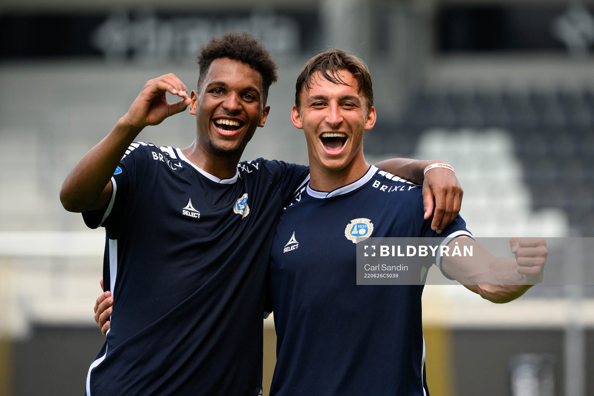 Utsiktens Mikkel Konradsen Ceide och Wilhelm Nilsson jublar efter fotbollsmatchen i Superettan mellan Utsikten och Brage den 26 juni 2022 i Göteborg.