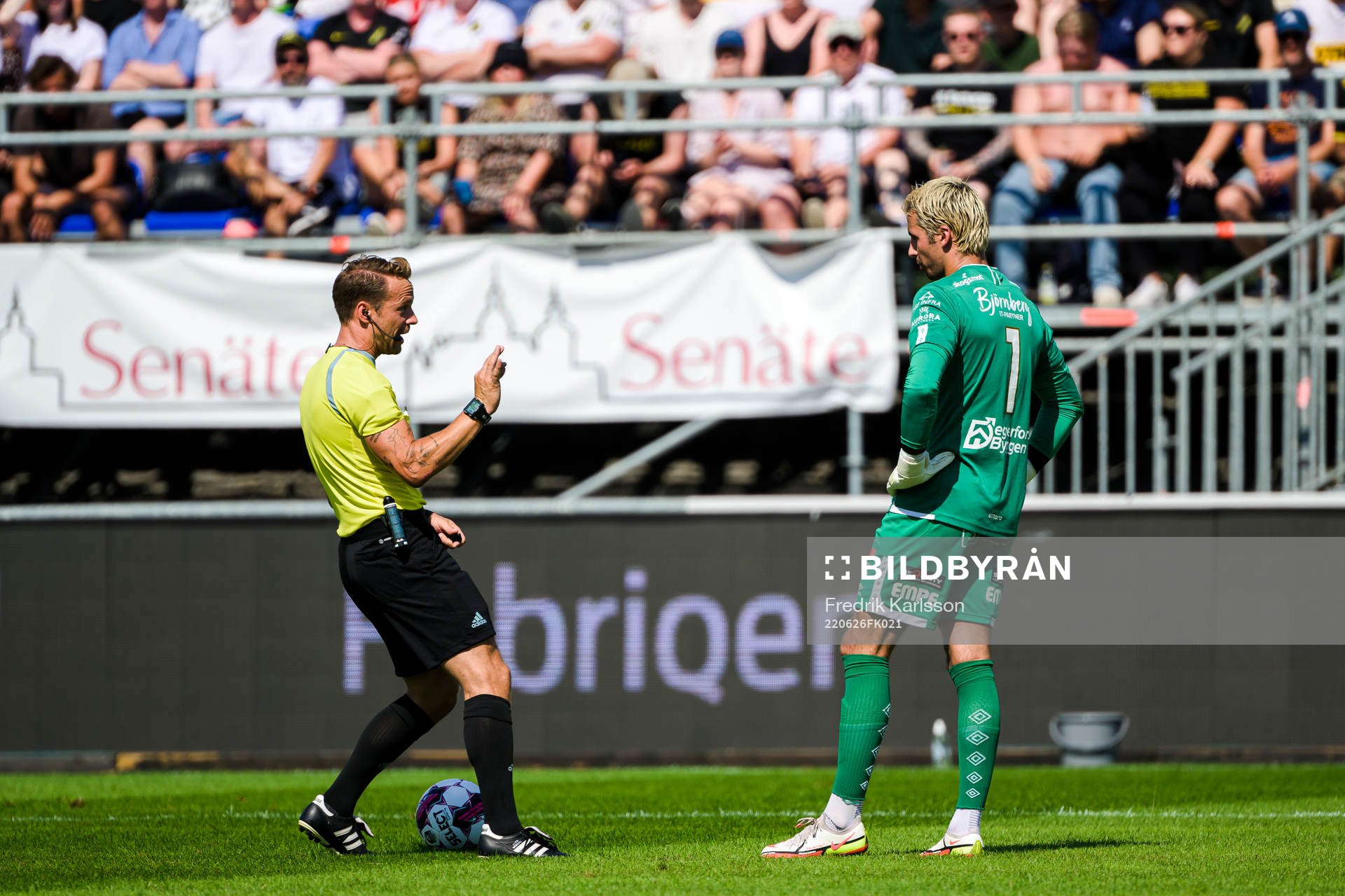 domare Kristoffer Karlsson och Degerfors målvakt Alfie