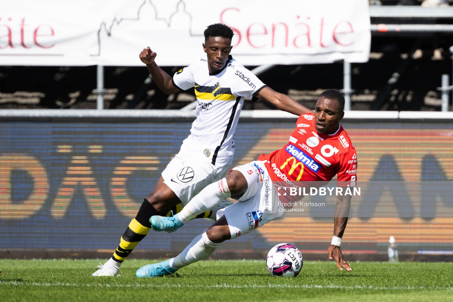 AIK:s Amar Abdirahman Ahmed Fatah och Degerfors Joseph-Claude Agyeman Gyau under fotbollsmatchen i Allsvenskan mellan Degerfors och AIK den 26 juni 2022 i Degerfors.