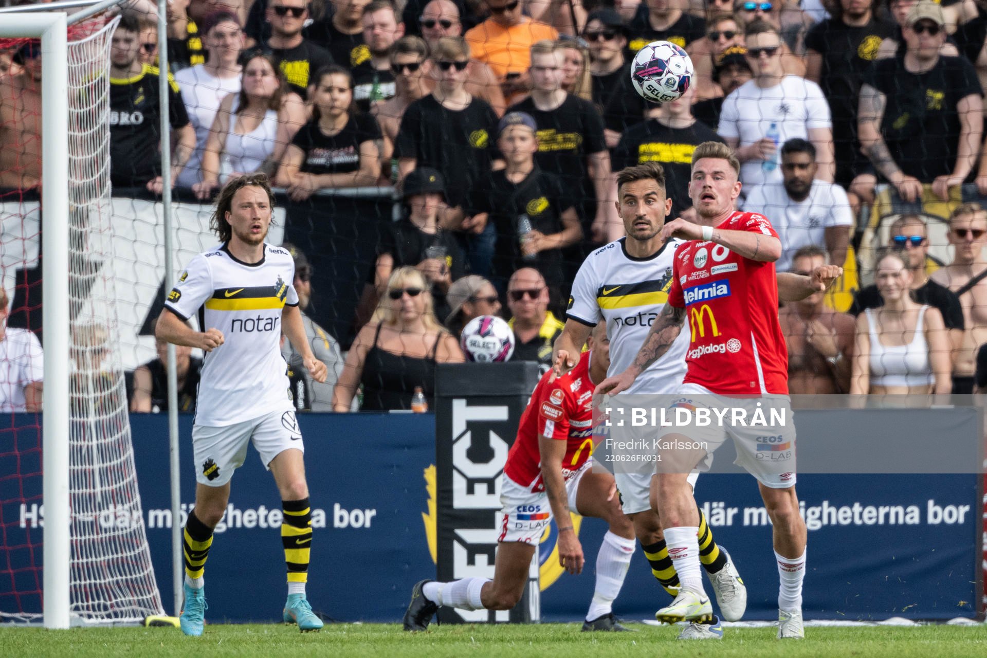 AIK:s Sotirios Papagiannopoulos och Degerfors Oscar Wallin under fotbollsmatchen i Allsvenskan mellan Degerfors och AIK den 26 juni 2022 i Degerfors.