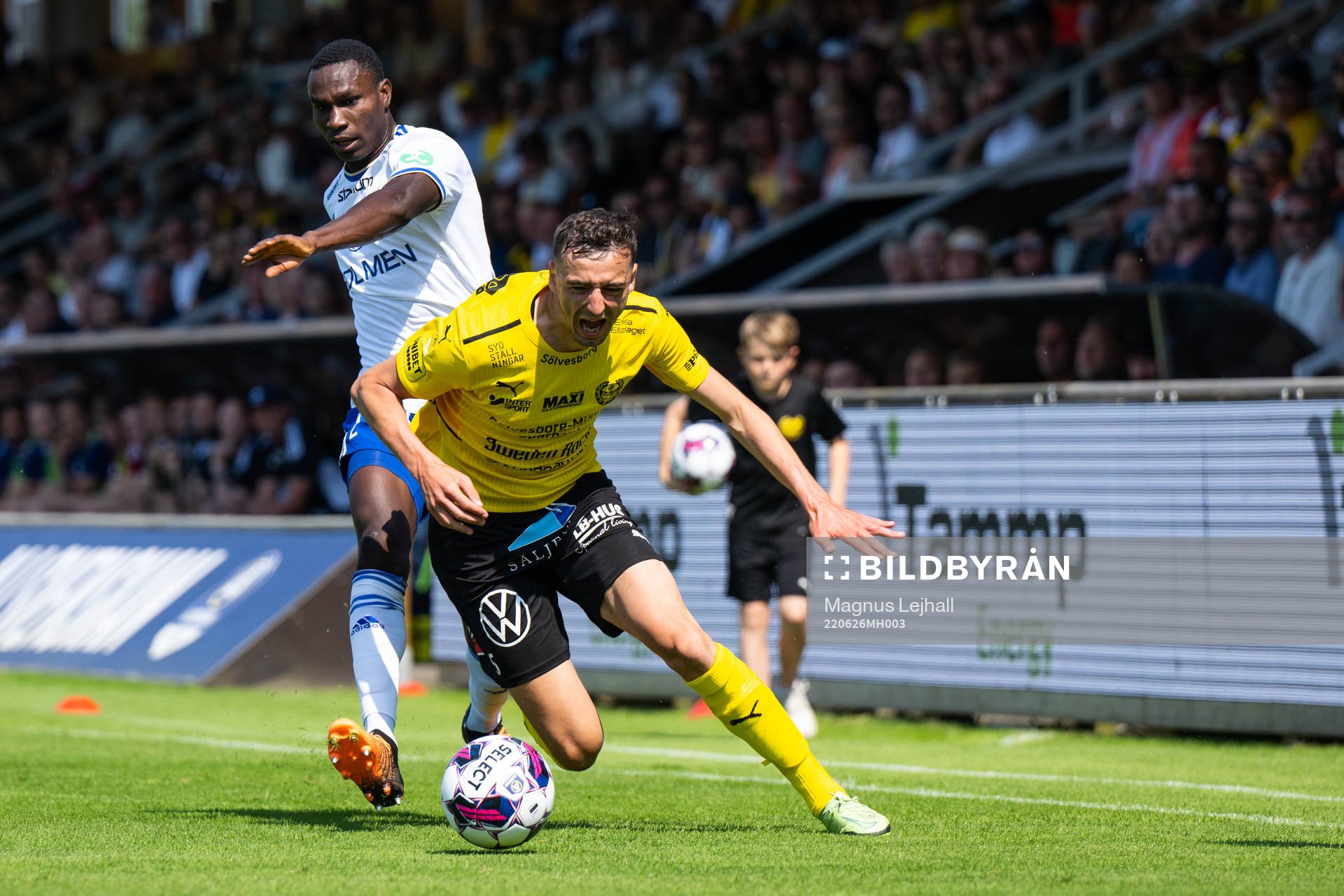 IFK Norrköpings Godswill Ekpolo och Mjällbys Jetmir Halit iunder fotbollsmatchen i Allsvenskan mellan Mjällby och IFK Norrköping den 26 juni 2022 i Hällevik.