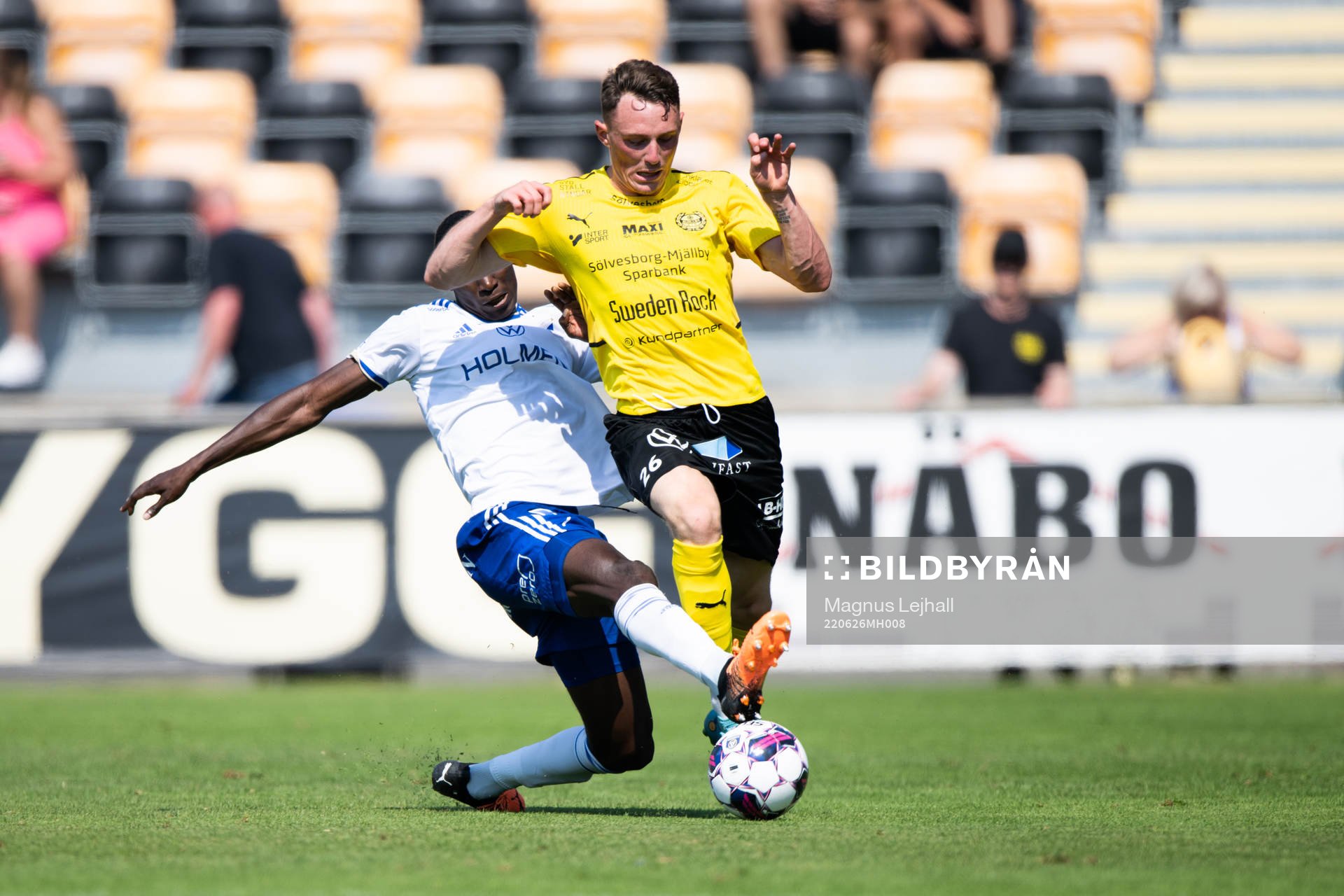 Mjällbys Noah Persson och IFK Norrköpings Godswill Ekpolo