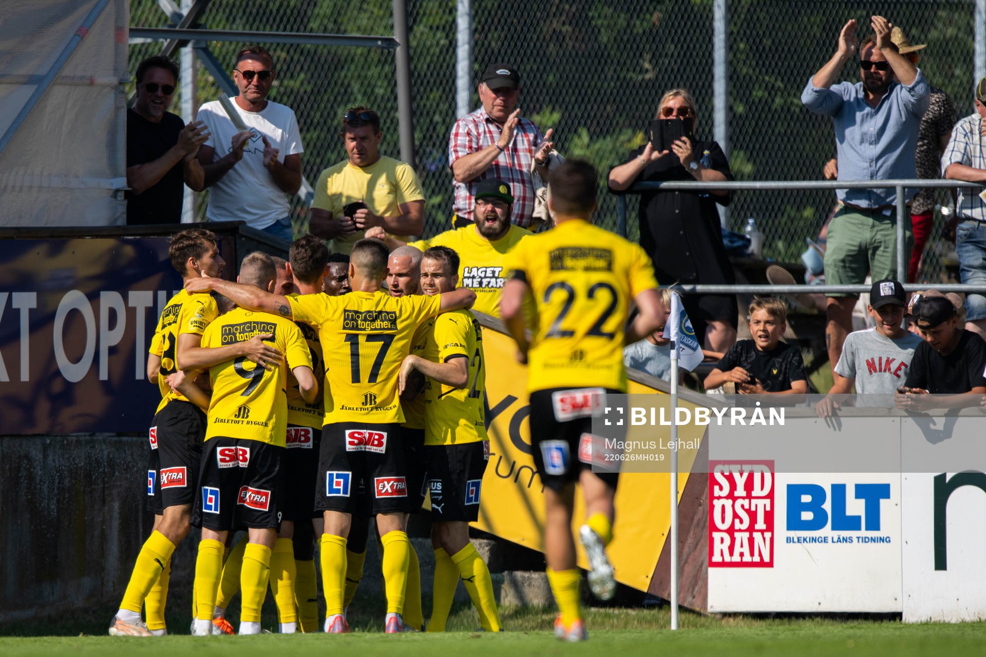 Mjällbys Chibuike Silas Nwankwo jublar med lagkamrater