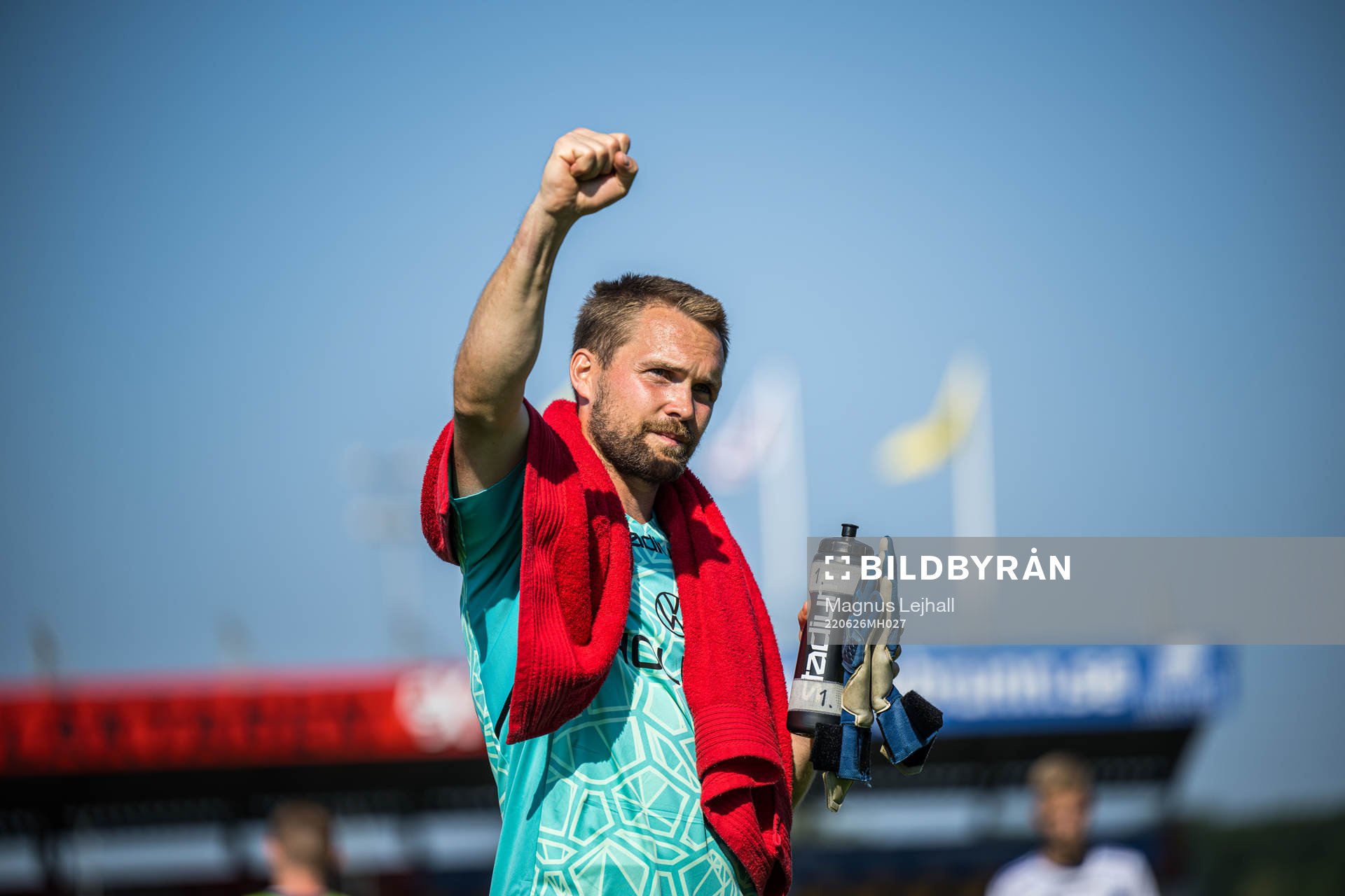 IFK Norrköpings målvakt Oscar Jansson tackar supportrarna