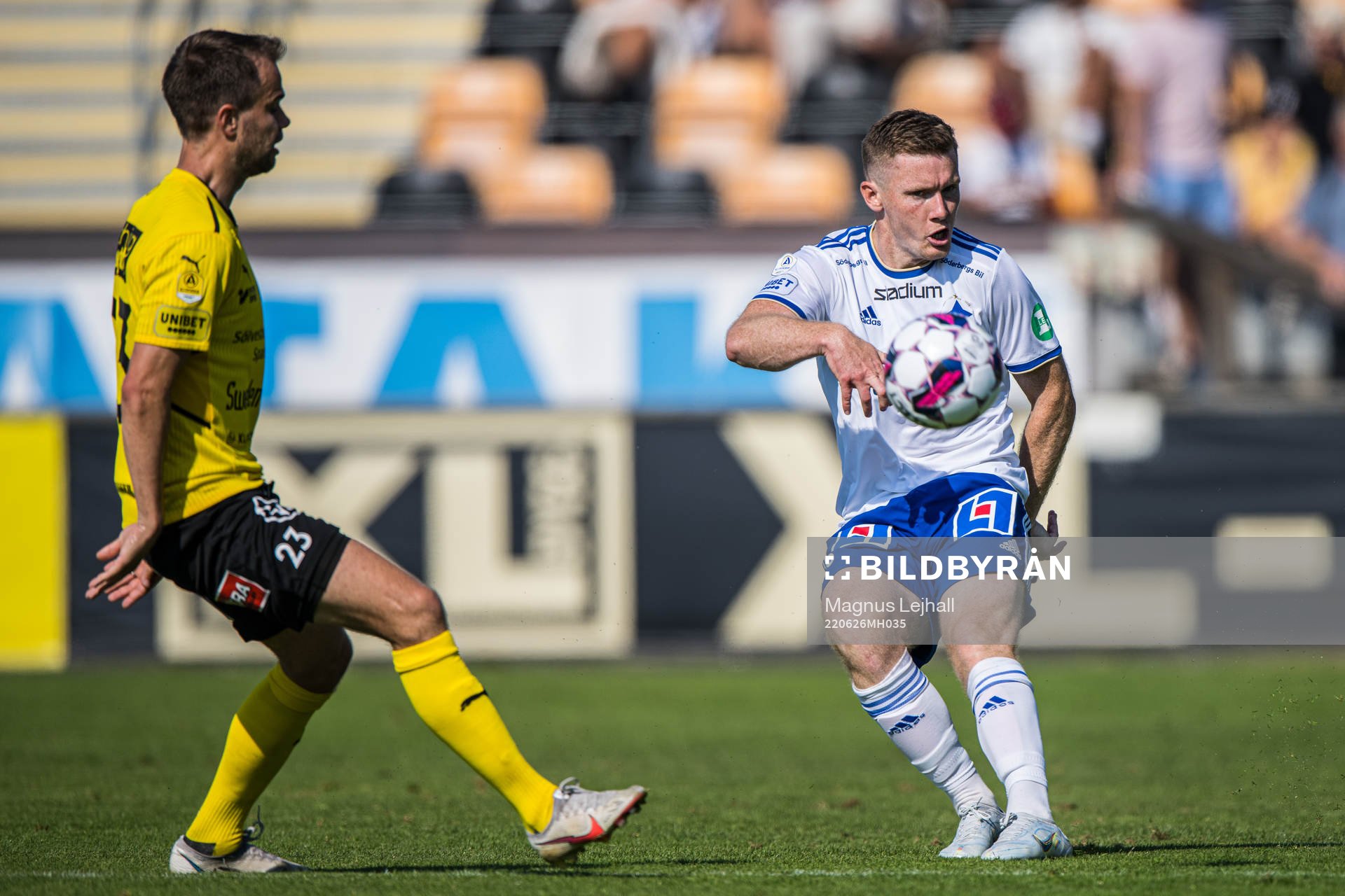 IFK Norrköpings Viktor Agardius och Mjällbys Andreas Blomqvist under fotbollsmatchen i Allsvenskan mellan Mjällby och IFK Norrköping den 26 juni 2022 i Hällevik.