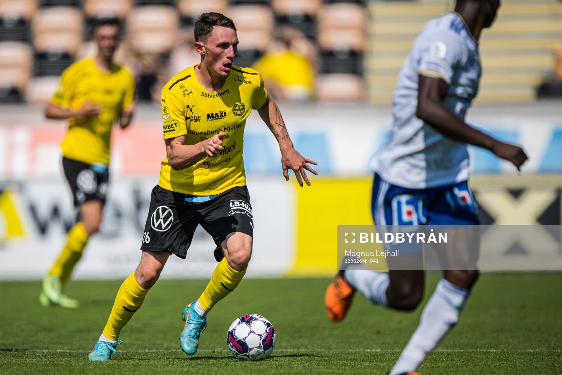 Mjällbys Noah Persson under fotbollsmatchen i Allsvenskan mellan Mjällby och IFK Norrköping den 26 juni 2022 i Hällevik. 