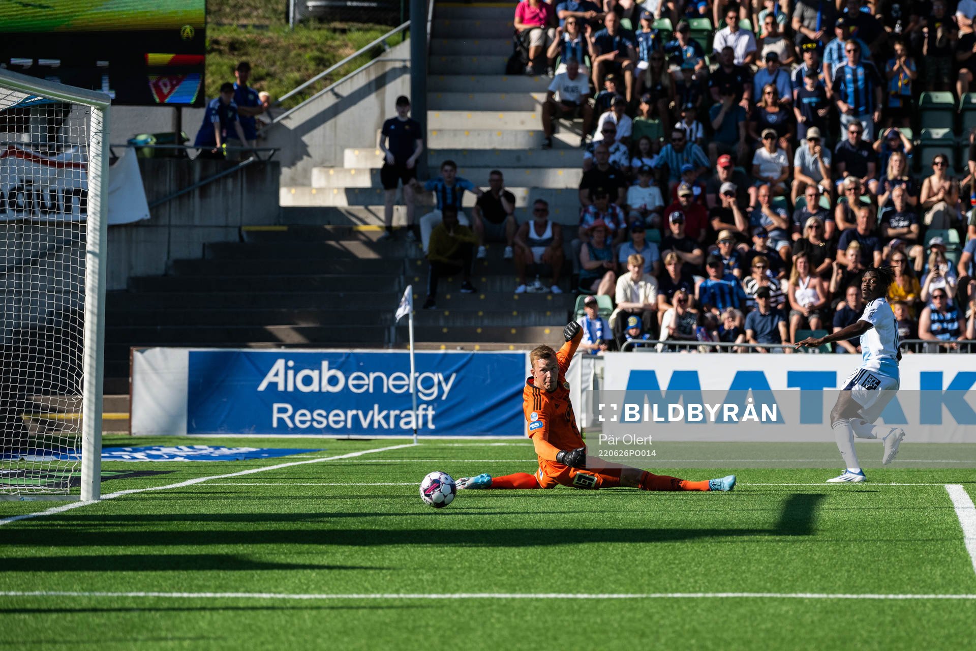 Djurgårdens Joel Asoro gör 1-2 på Sundsvalls målvakt