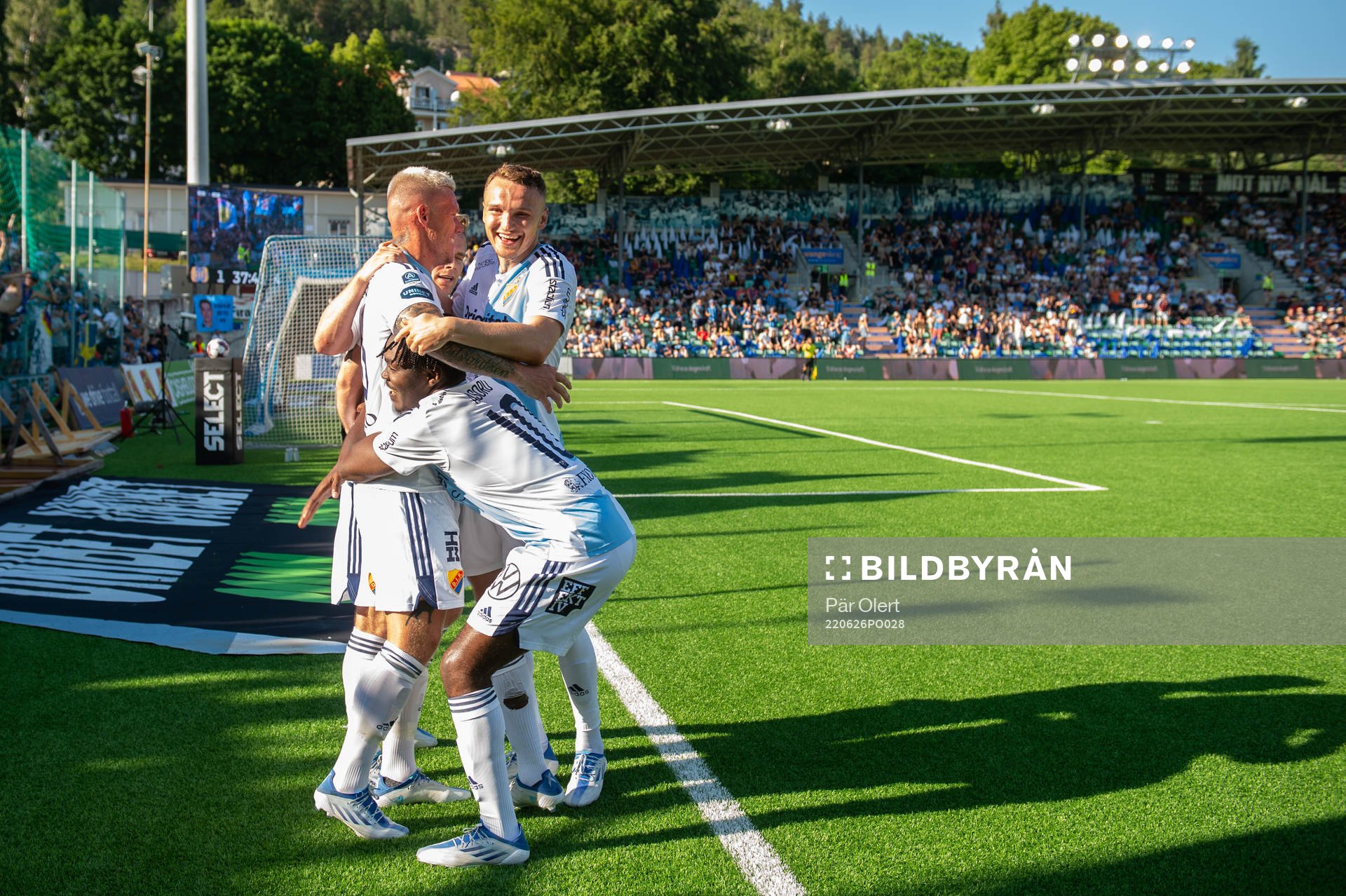 Djurgårdens Victor Edvardsen jublar med lagkamrater