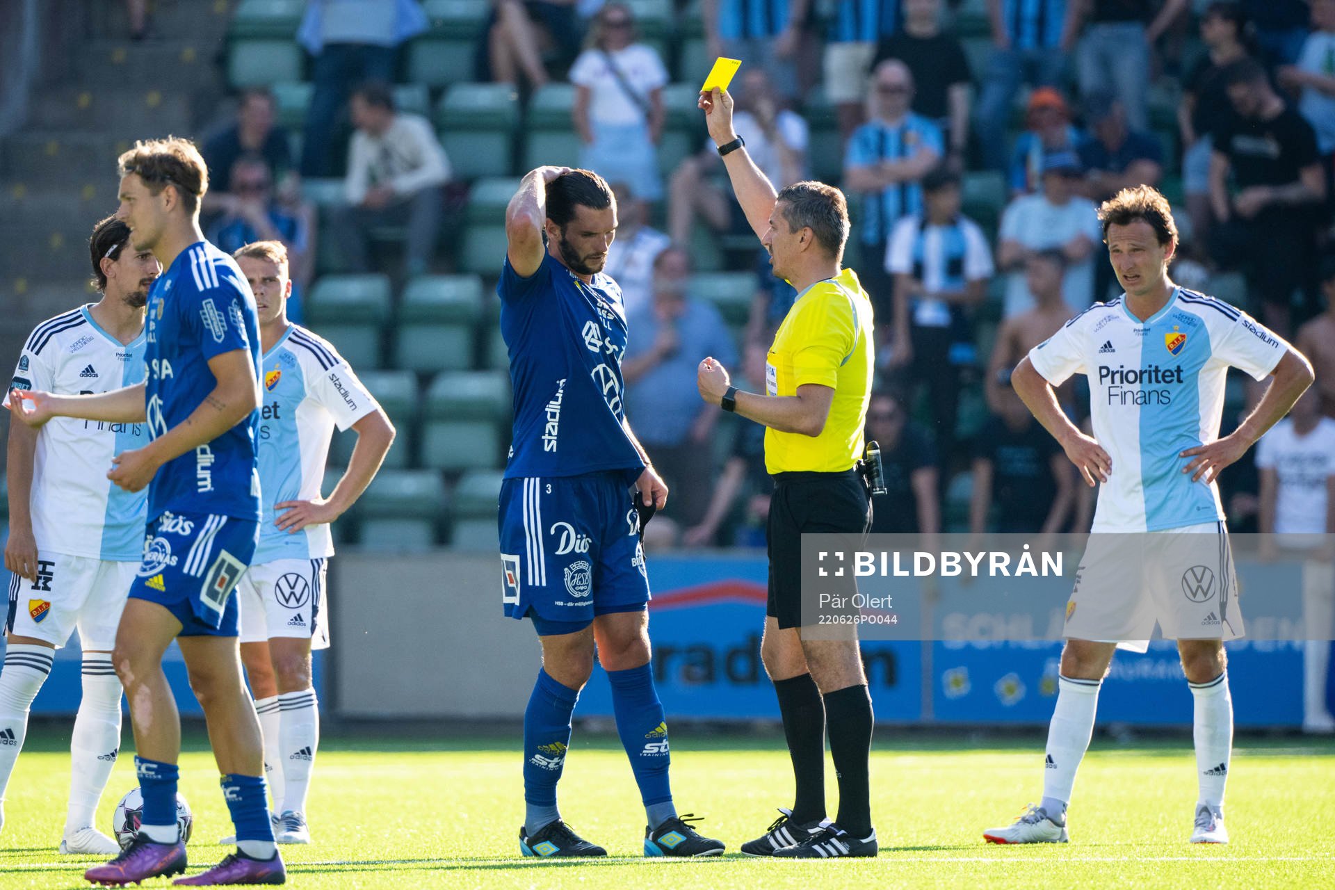 Domare Bojan Pandzic delar ut ett gult kort till Sundsvalls