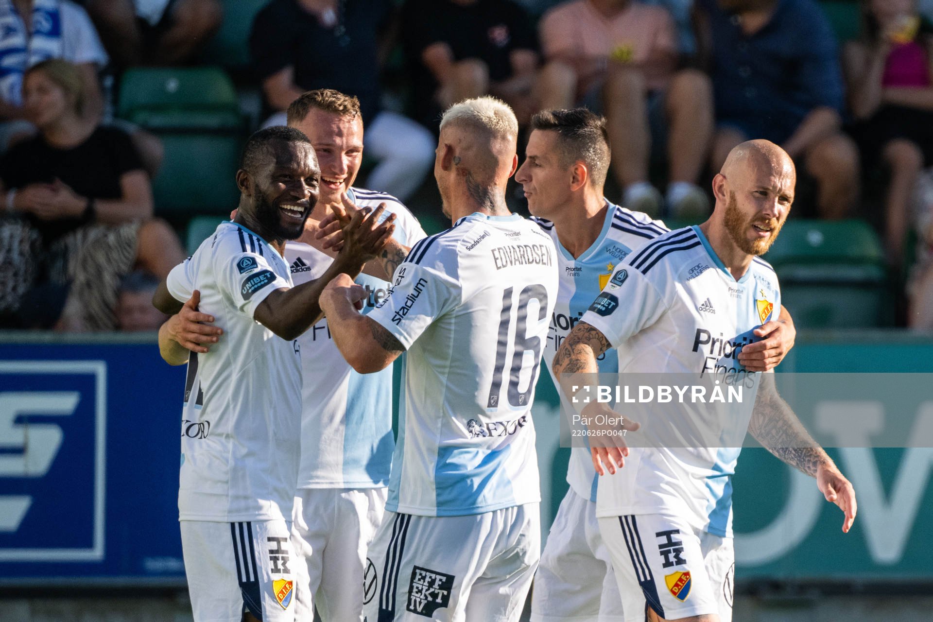 Djurgårdens Emmanuel Banda jublar med lagkamrater