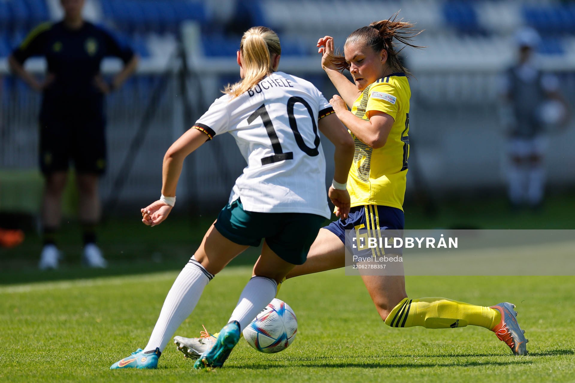 Hanna Wijk of Sweden and Mia Büchele of Germany