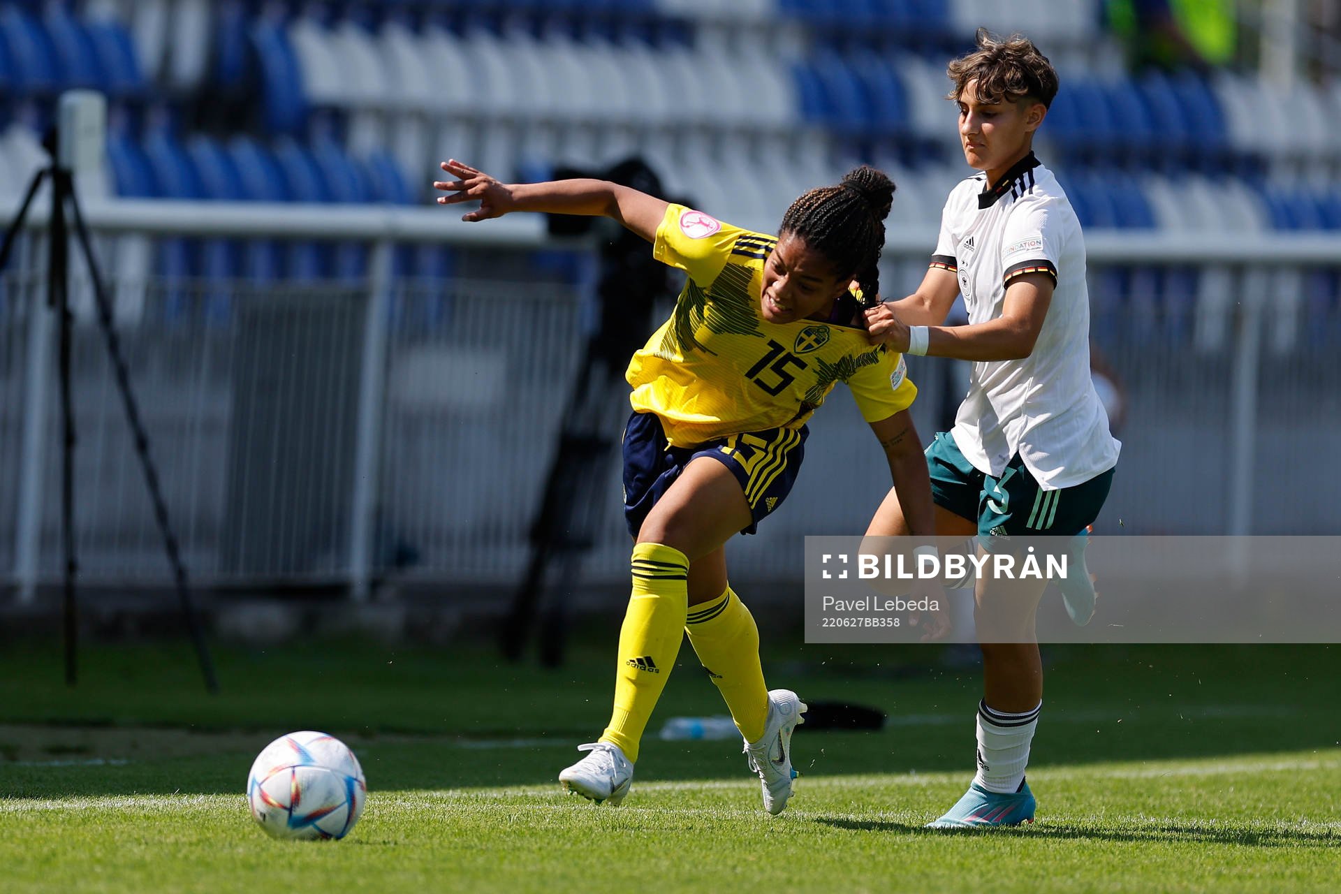 Evelina Duljan of Sweden  and Dilara Acikgöz of Germany